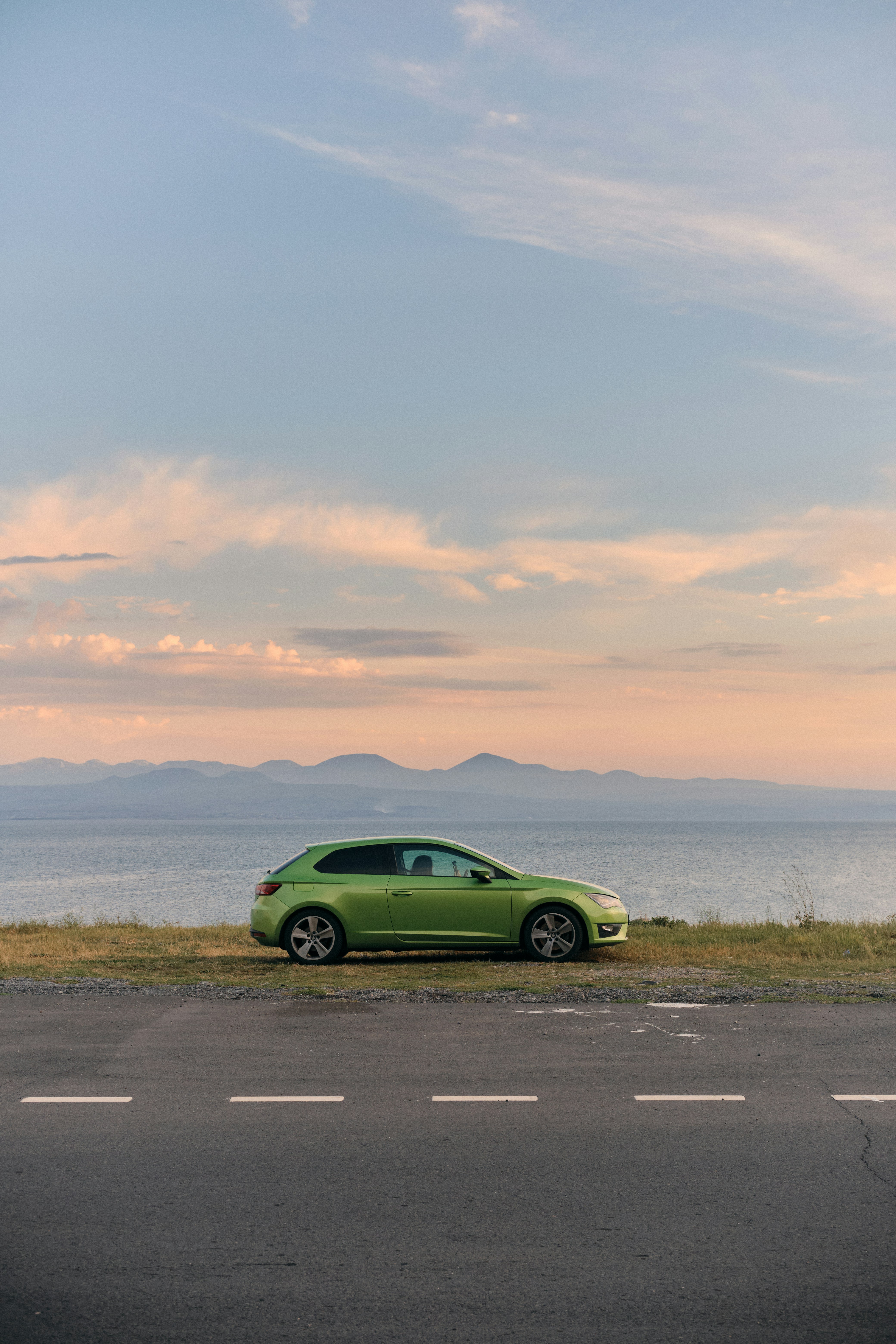 道路脇に停まっている緑色の車