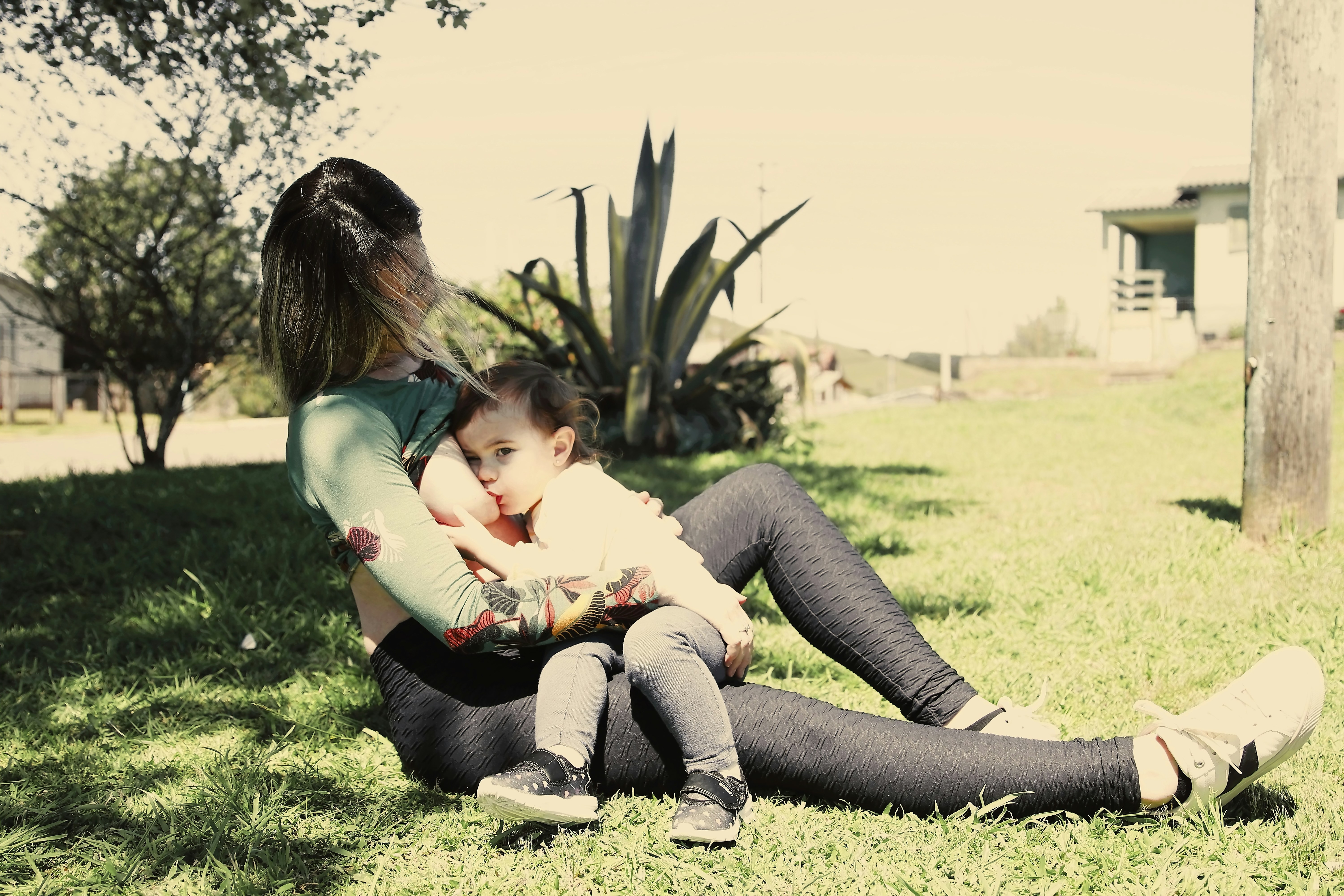 um, mulher, sentando, chão, segurando, um, bebê