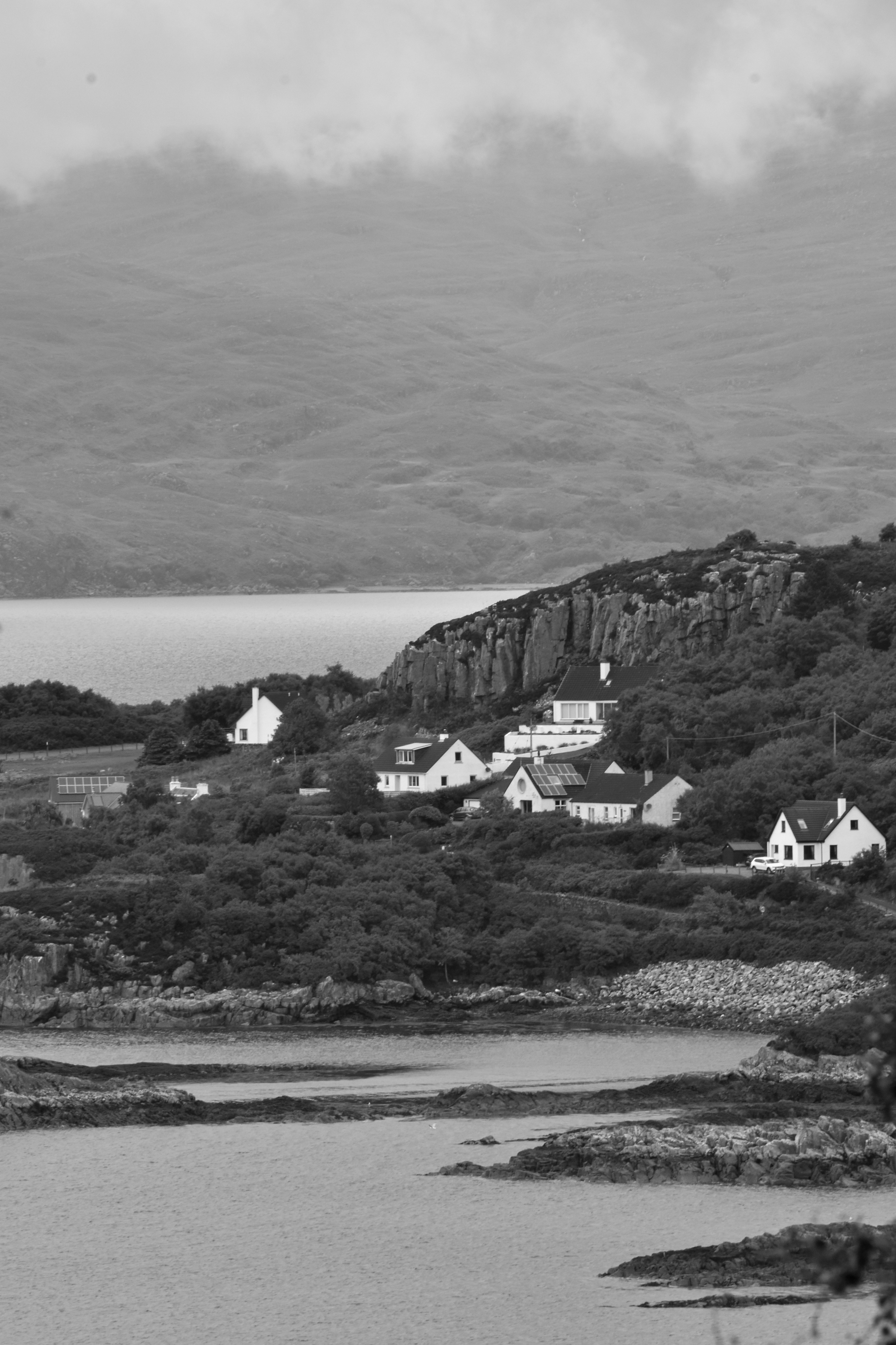 Ein Schwarz-Weiß-Foto einer Kleinstadt