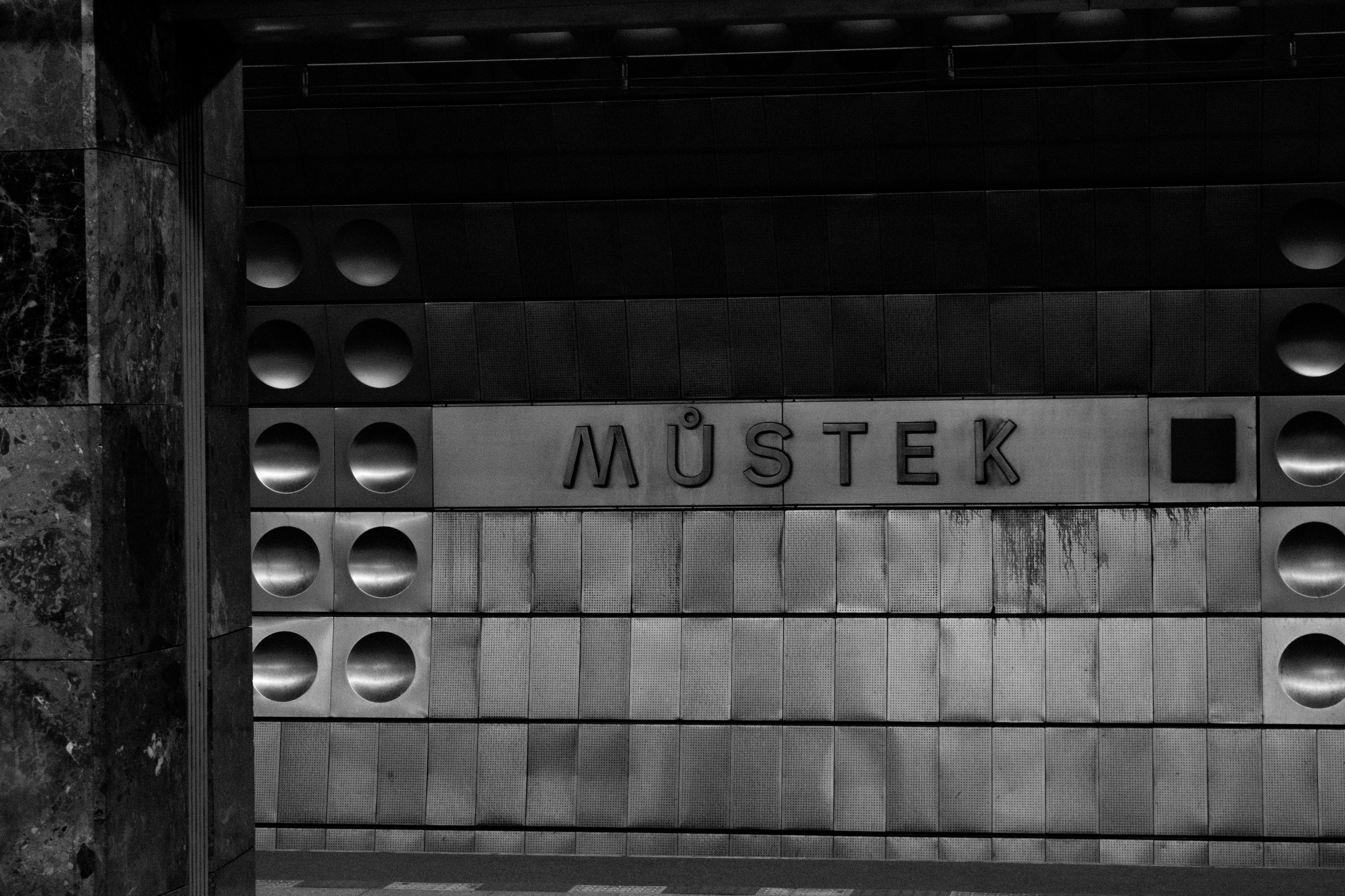 Ein Schwarz-Weiß-Foto einer Bushaltestelle