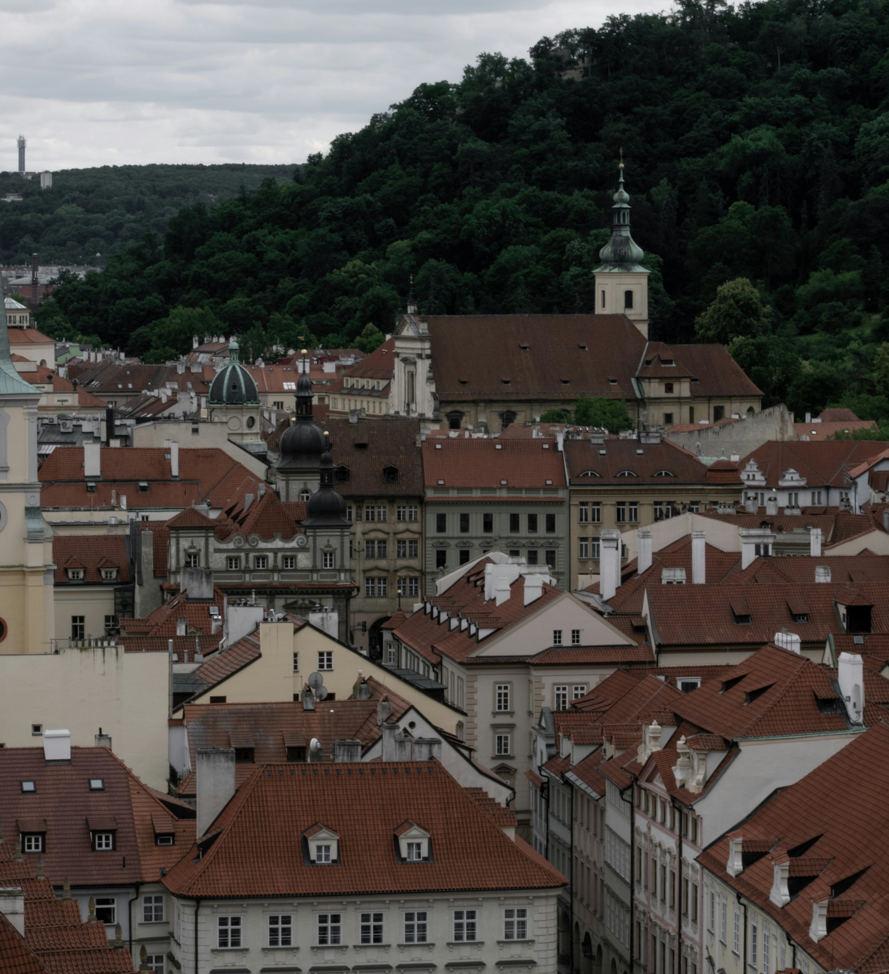 Ein Blick auf eine Stadt aus einem hohen Blickwinkel