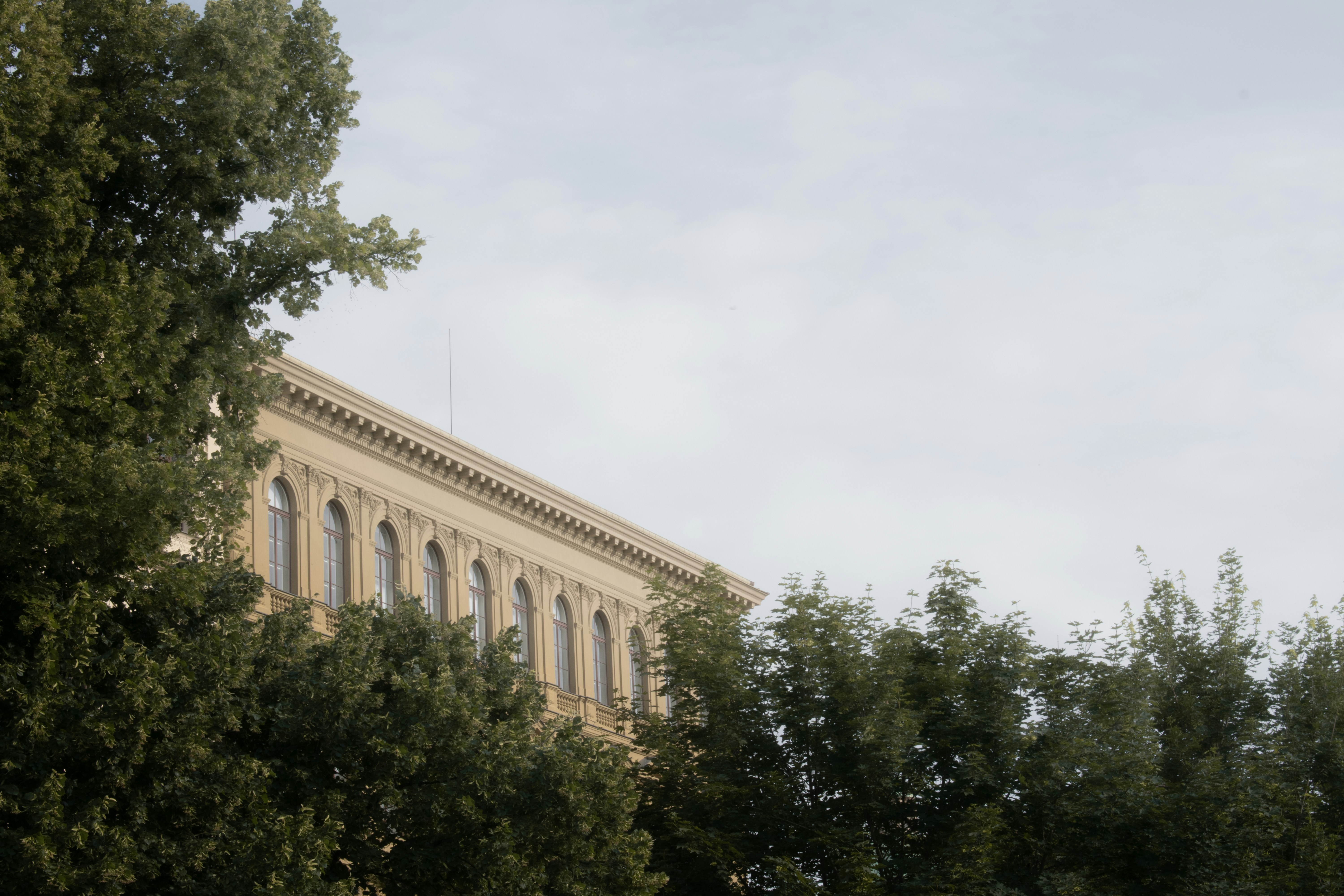 Ein großes Gebäude mit einer Uhr an der Seite