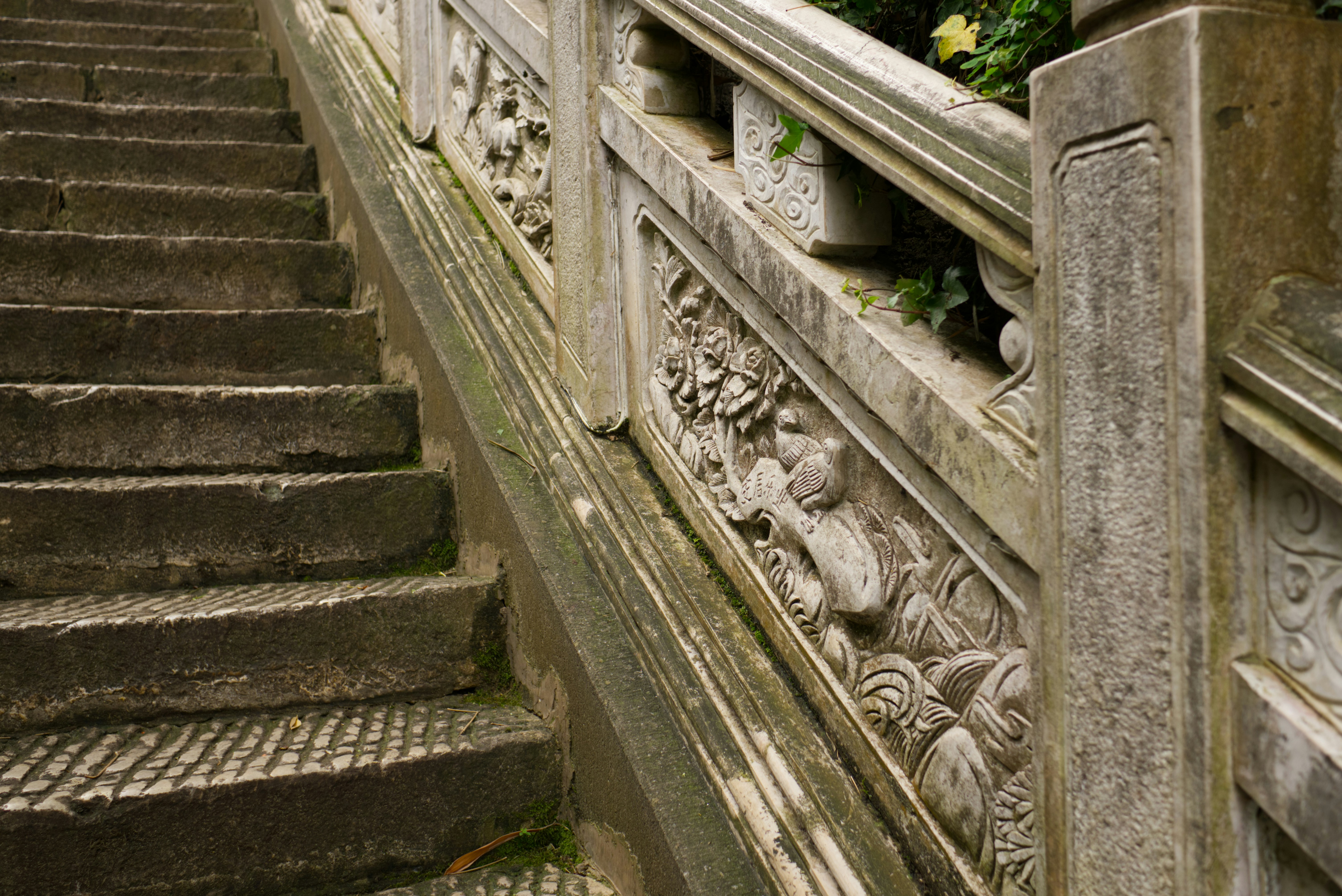 Um conjunto de escadas que levam a um edifício