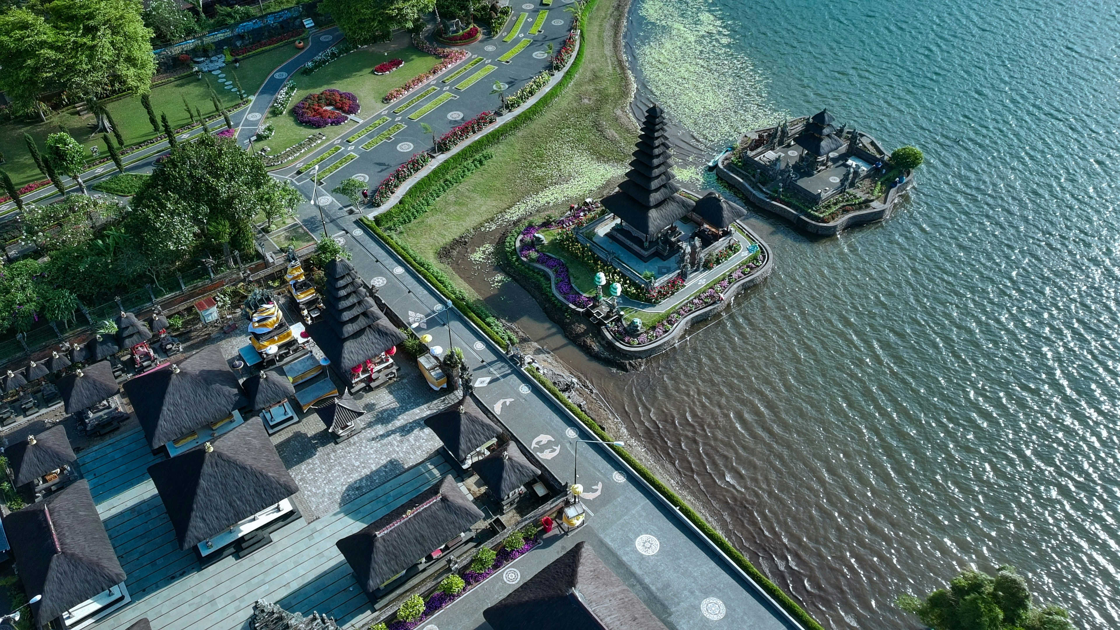 A bird's eye view of a lake with a boat in it