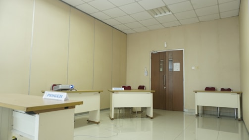 A room that has a bunch of desks in it
