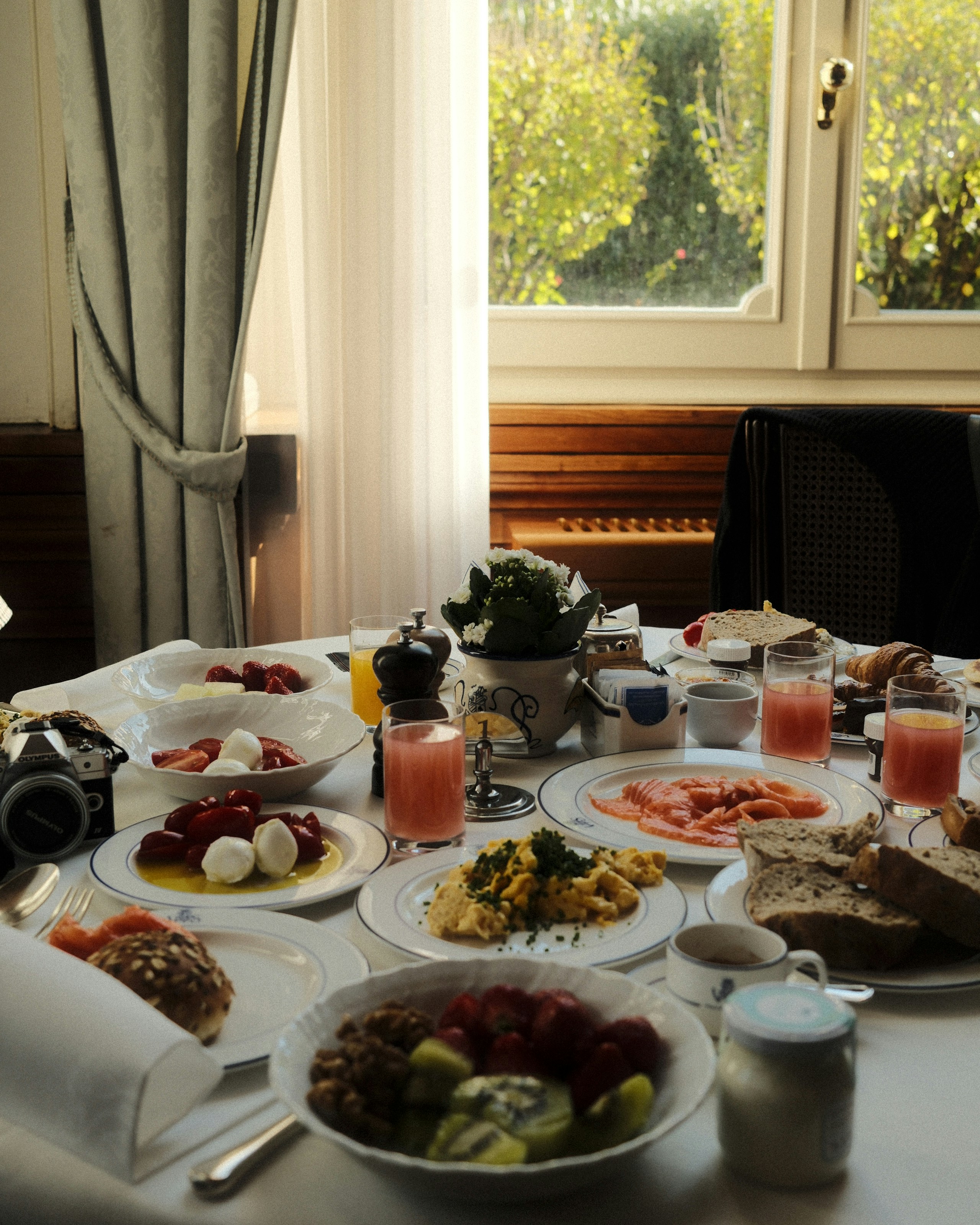 A table with plates of food and drinks on it