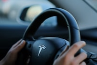 Vendeur congolais utilisant une application mobile