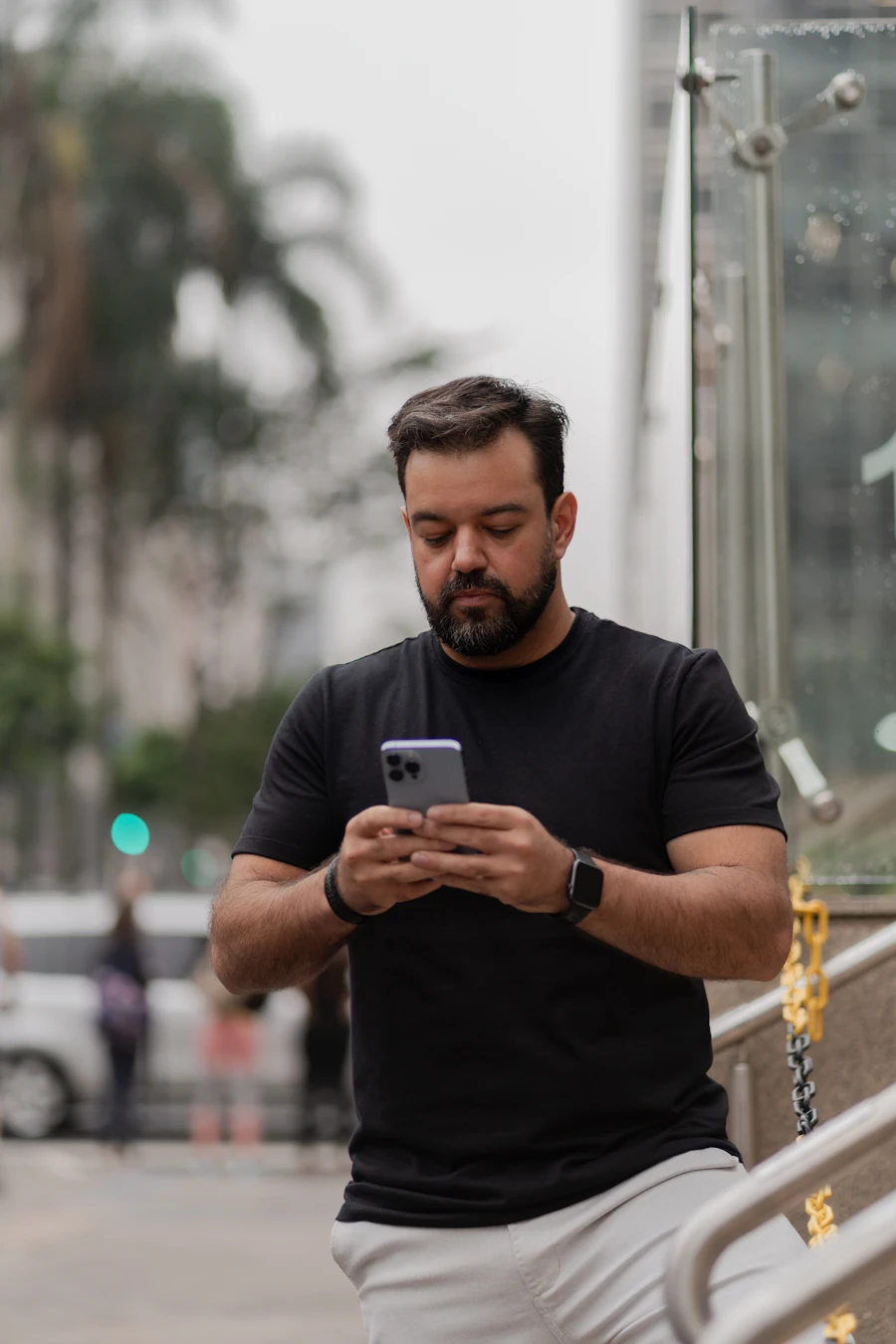 Enlace territorial respondiendo mensajes en su celular