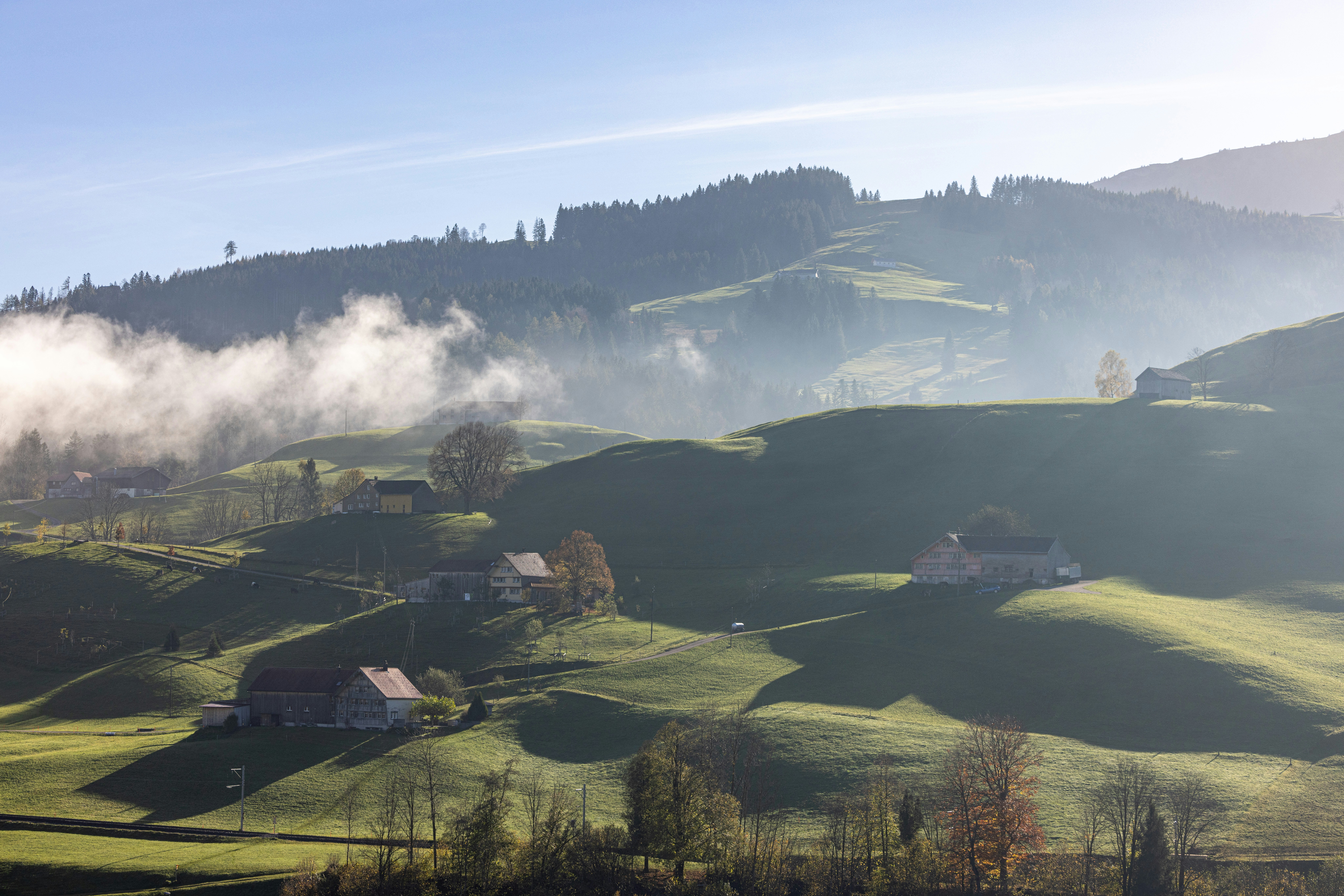 A view of a valley with a few houses on it
