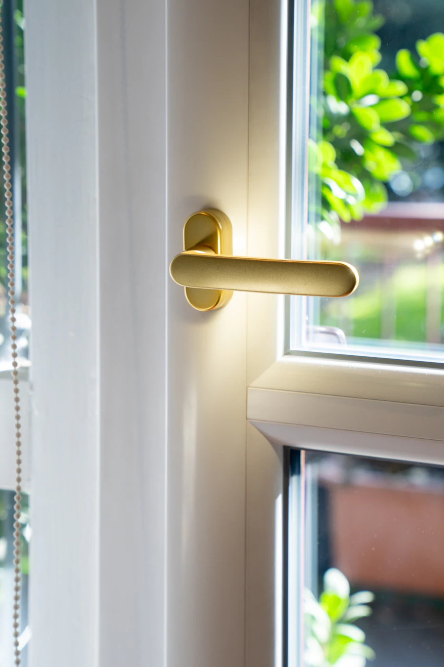 Detalle de manilla en puerta de PVC blanca