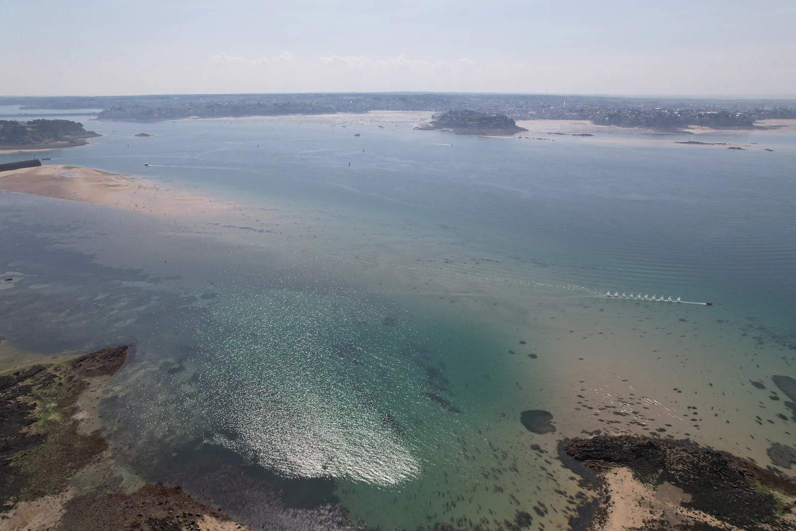 Vue aérienne de Saint-Malo et de la côte — photo Mathis Chevallier-curt / Unsplash