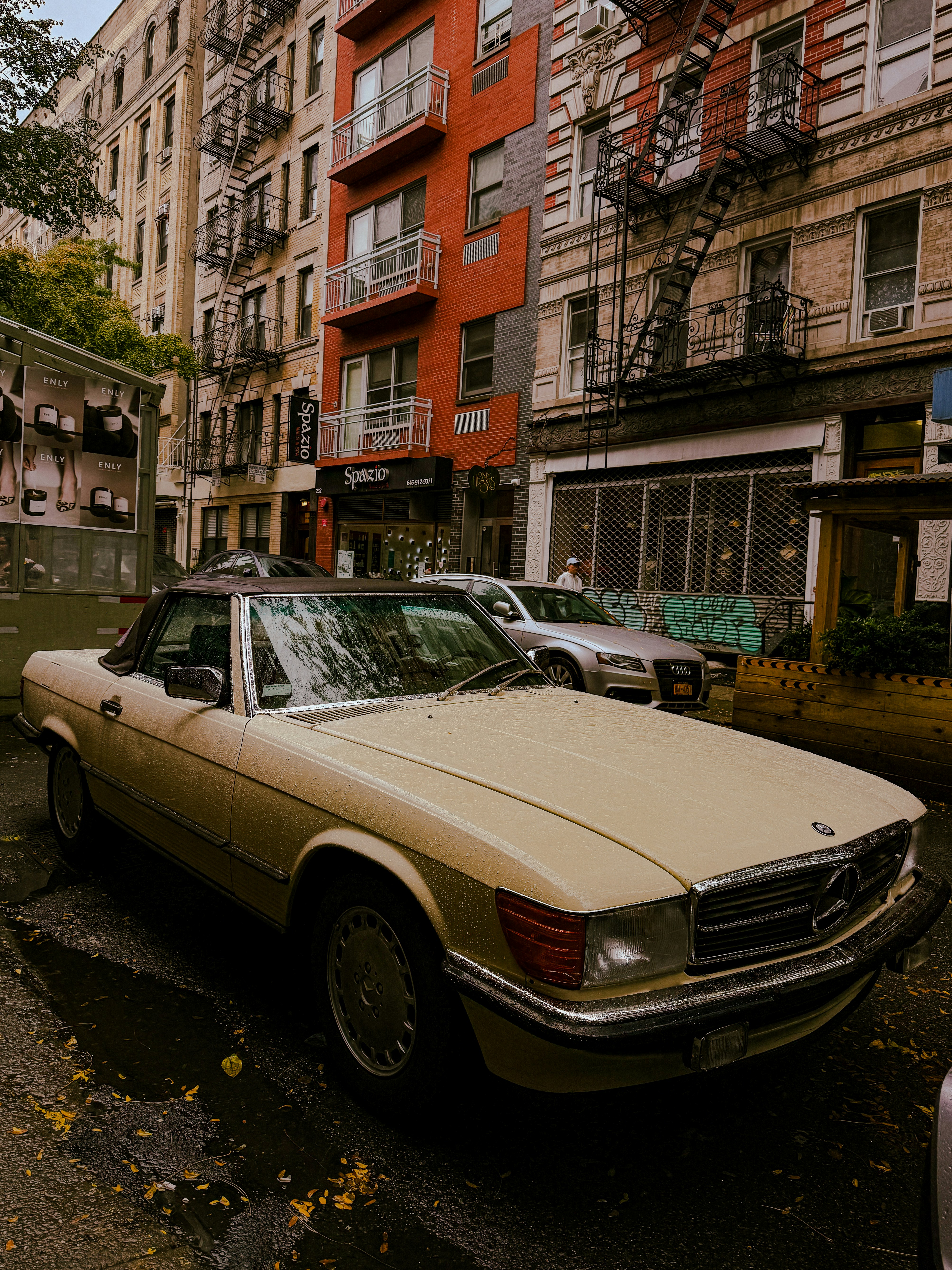 Un'auto parcheggiata sul ciglio della strada