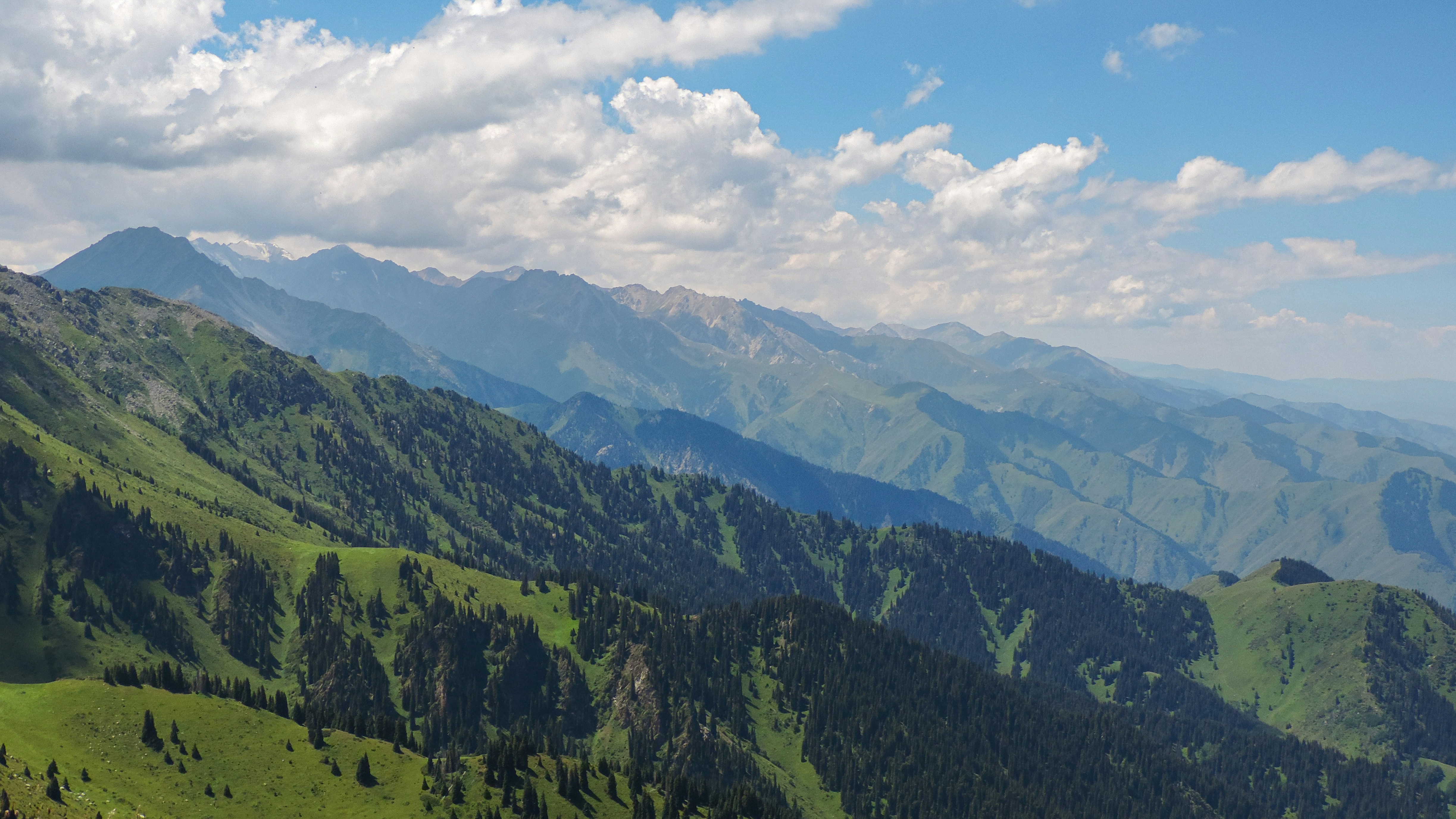 A view of the mountains from a high point of view, 