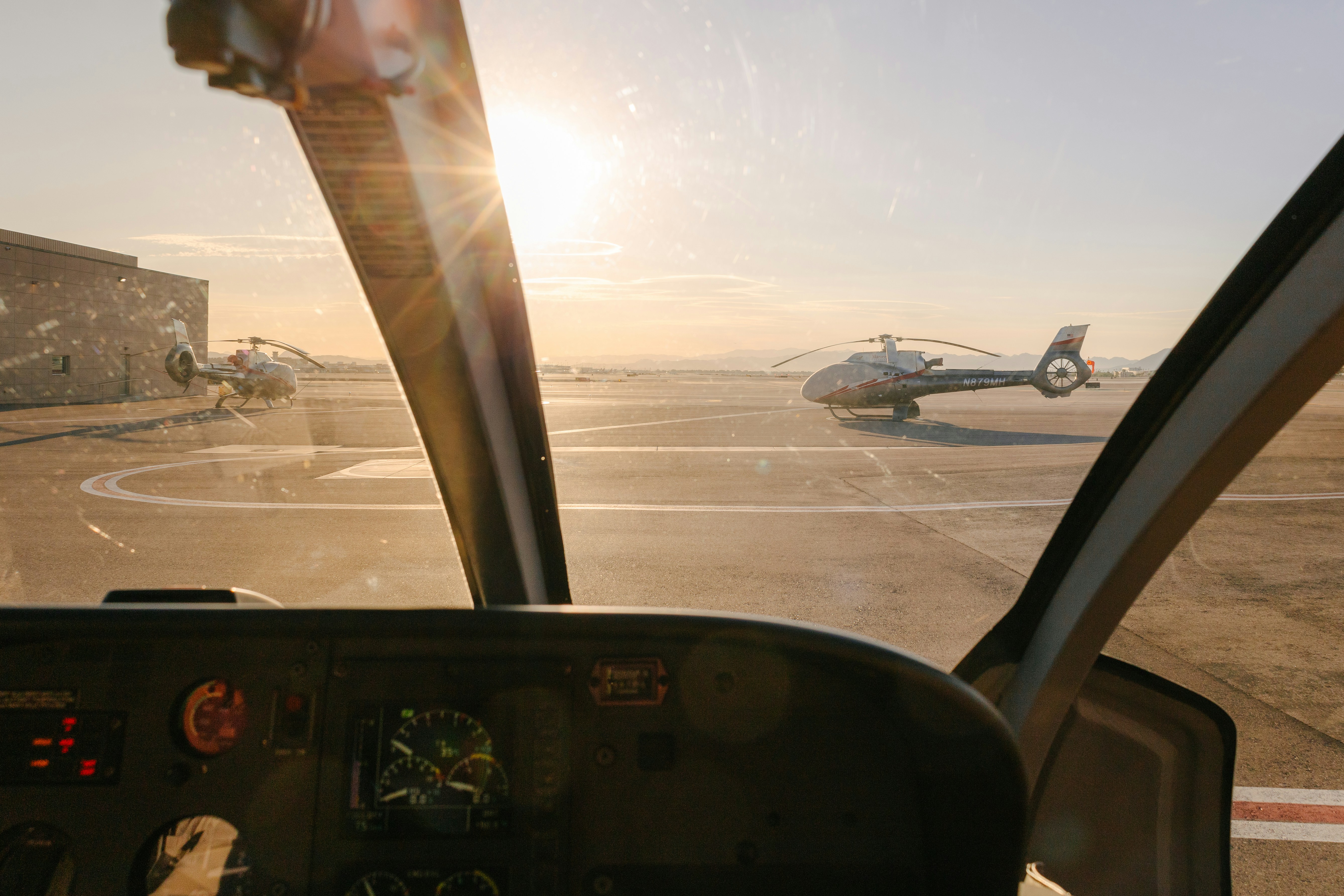 Una vista di un aereo dall'interno della cabina di pilotaggio