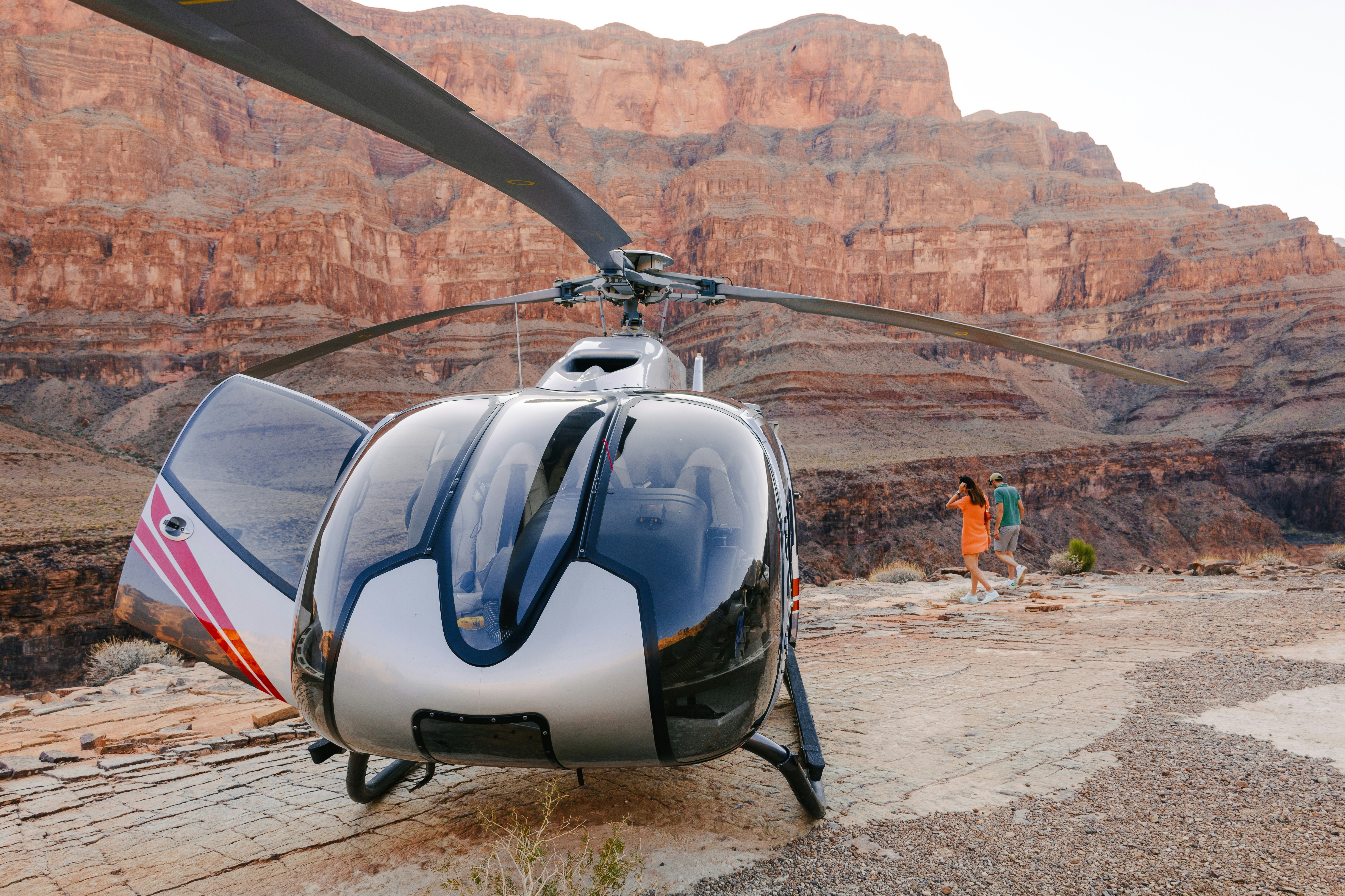 Un elicottero è parcheggiato sul fianco di una montagna