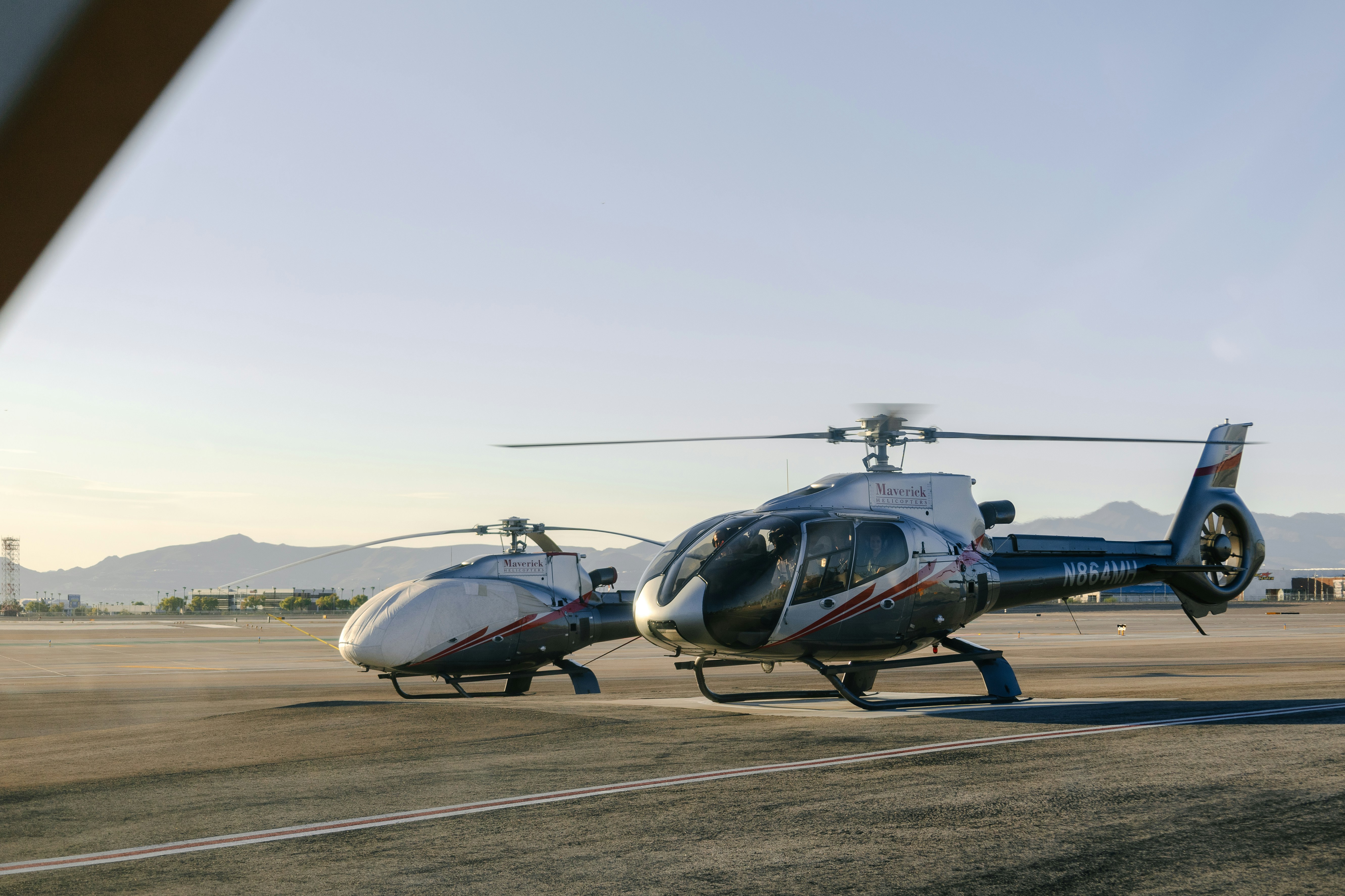 Un elicottero seduto sulla pista di un aeroporto