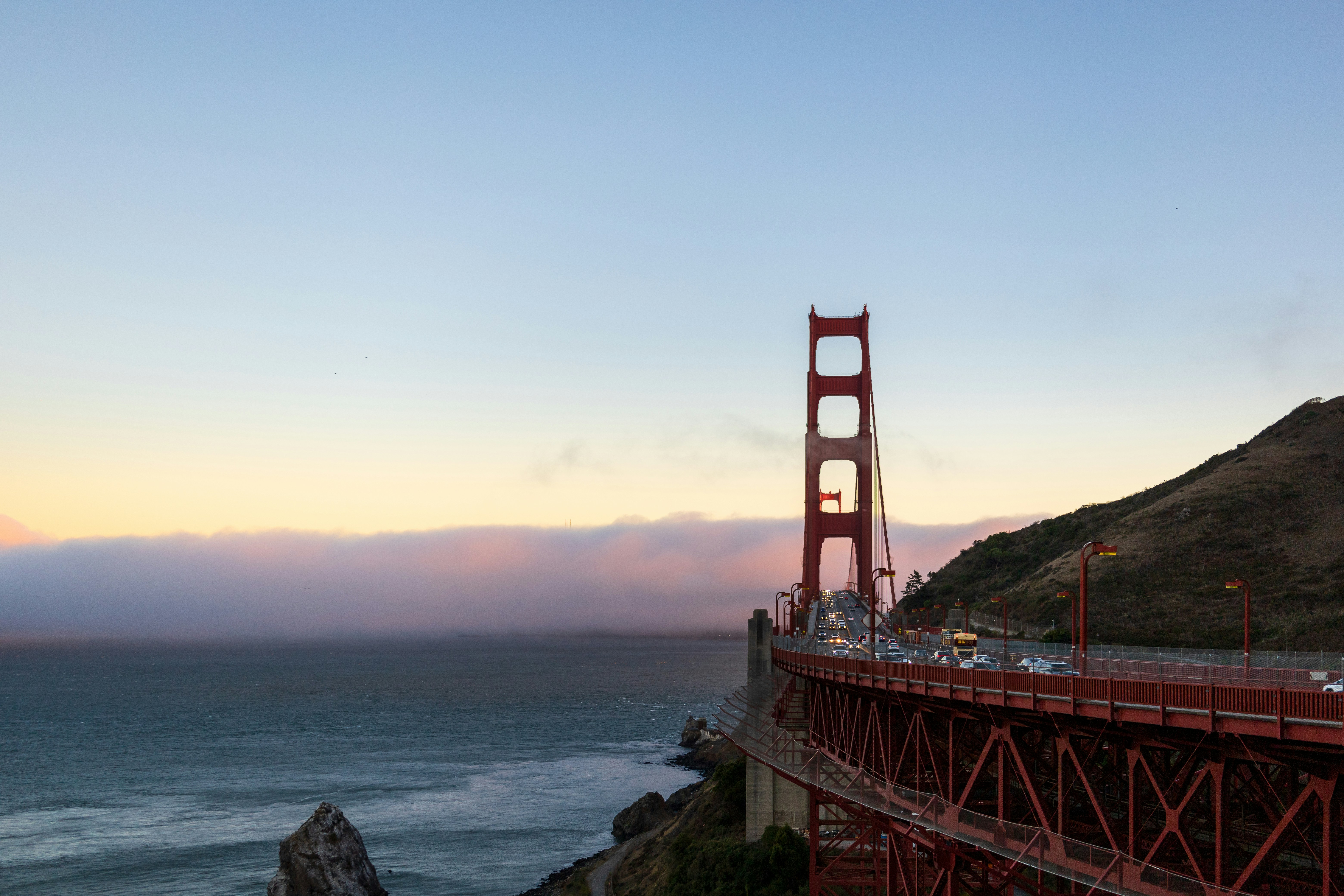 Una vista del ponte della porta d'oro al tramonto