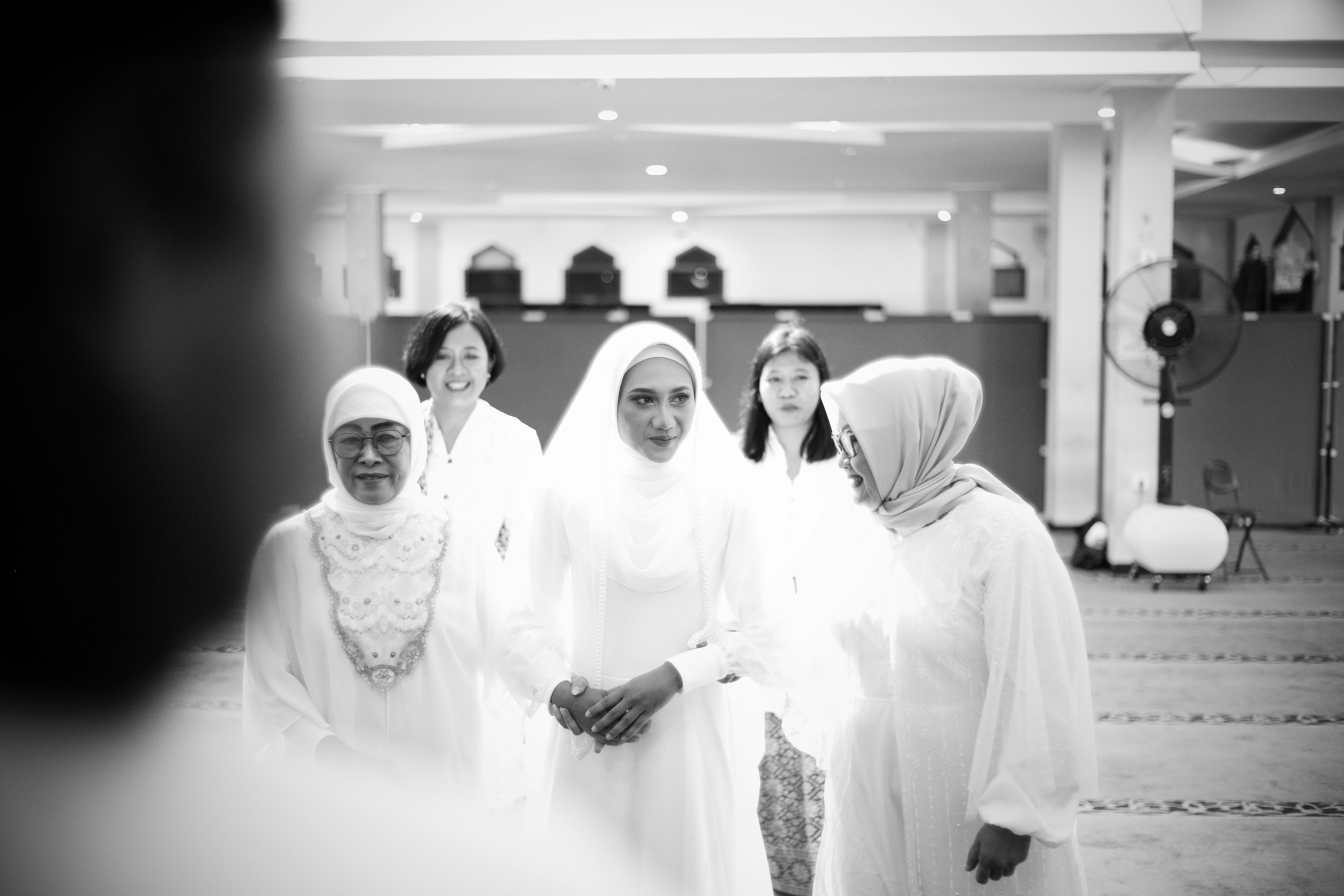 Sekelompok wanita berdiri bersebelahan satu sama lain