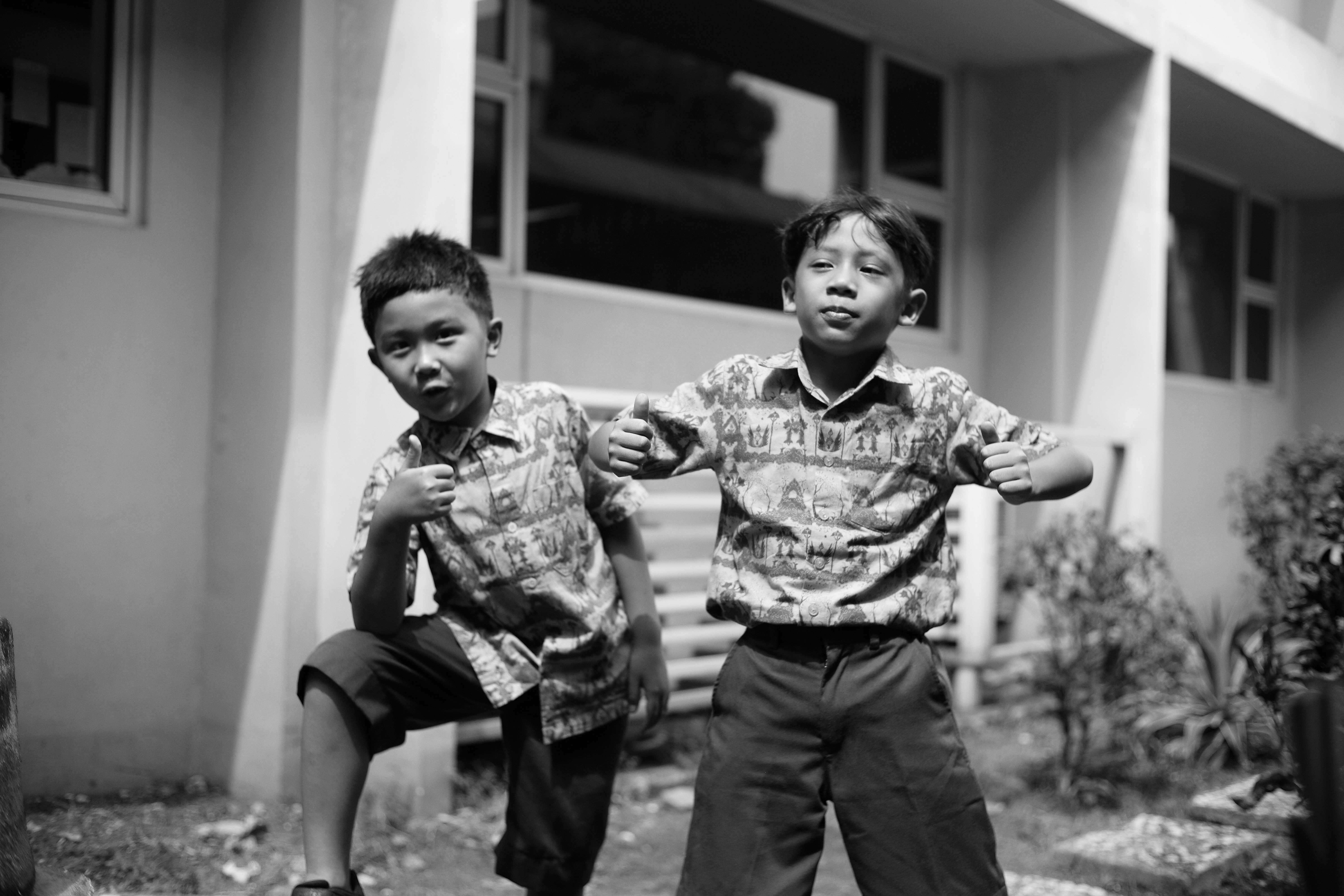 Beberapa anak berdiri bersebelahan