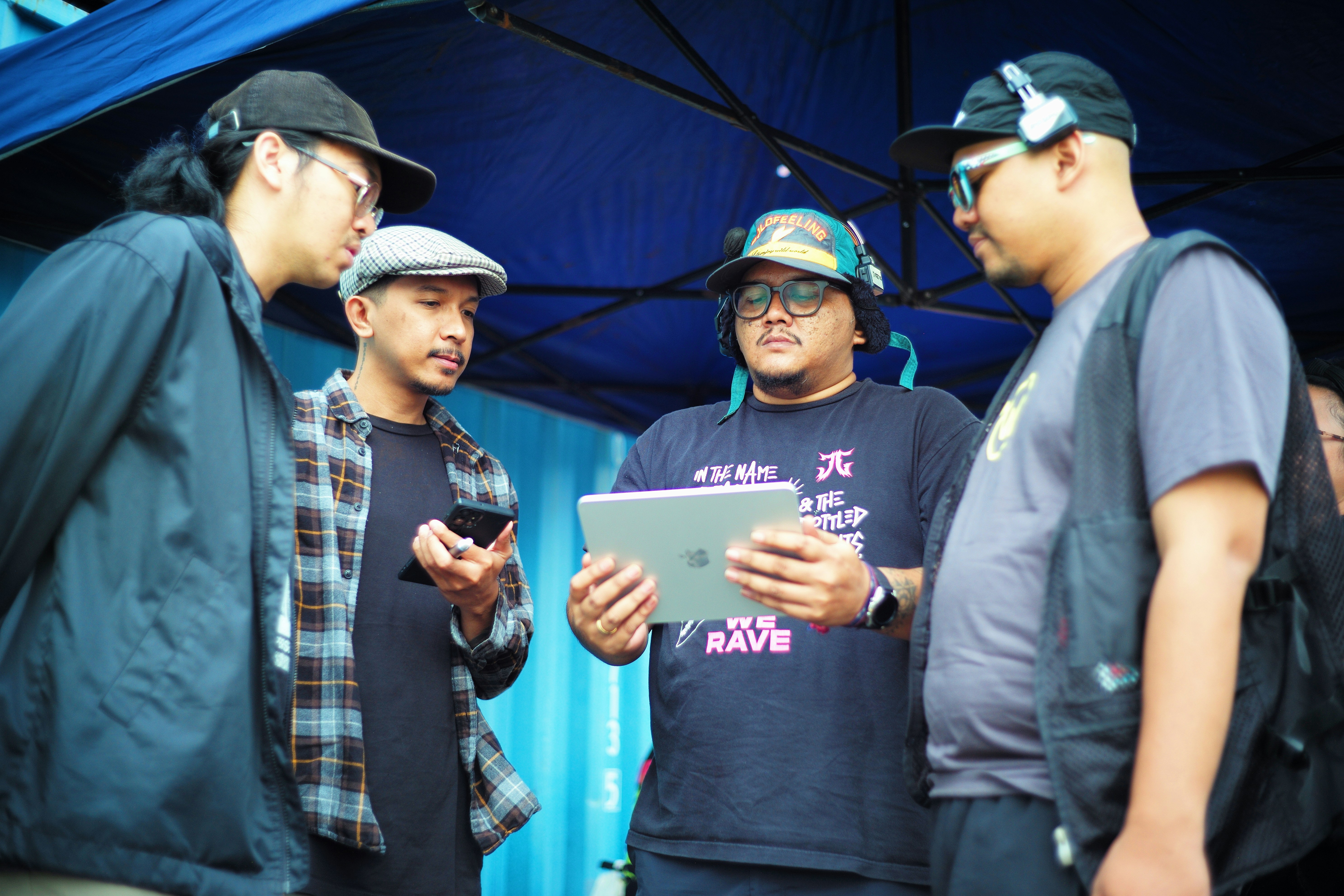Sekelompok pria berdiri bersebelahan
