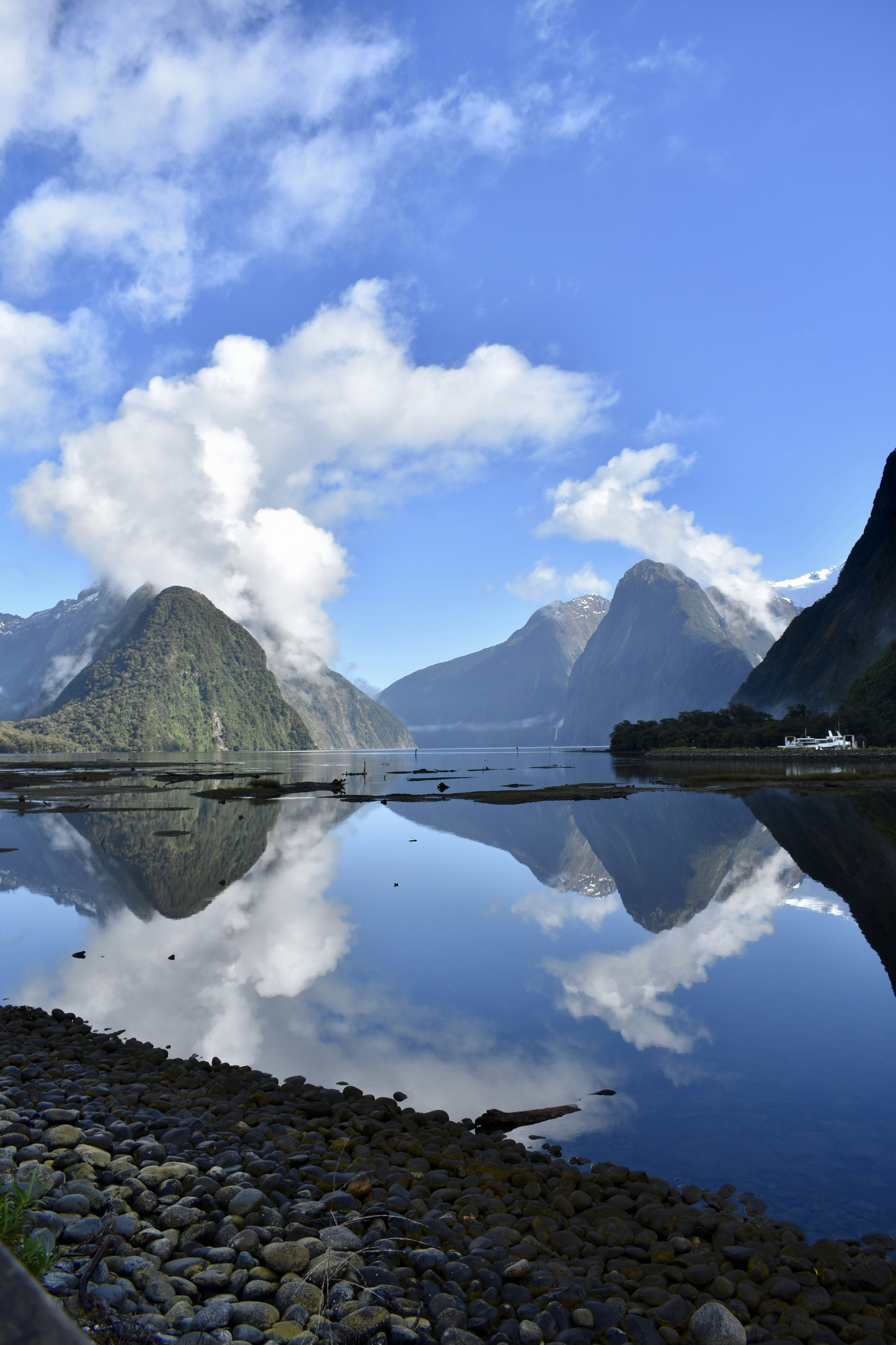 Ein See mit Bergen im Hintergrund und Wolken am Himmel