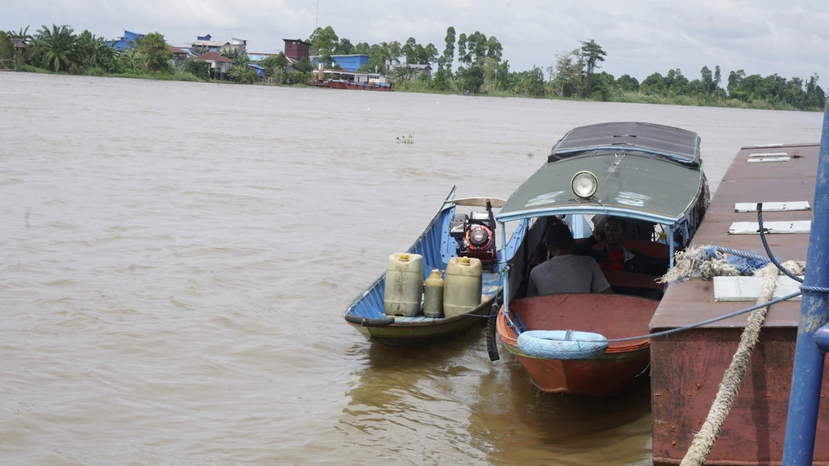 Scenic highlights of Samarinda Port & Settling on the River Vessel in Mahakam River Houseboat