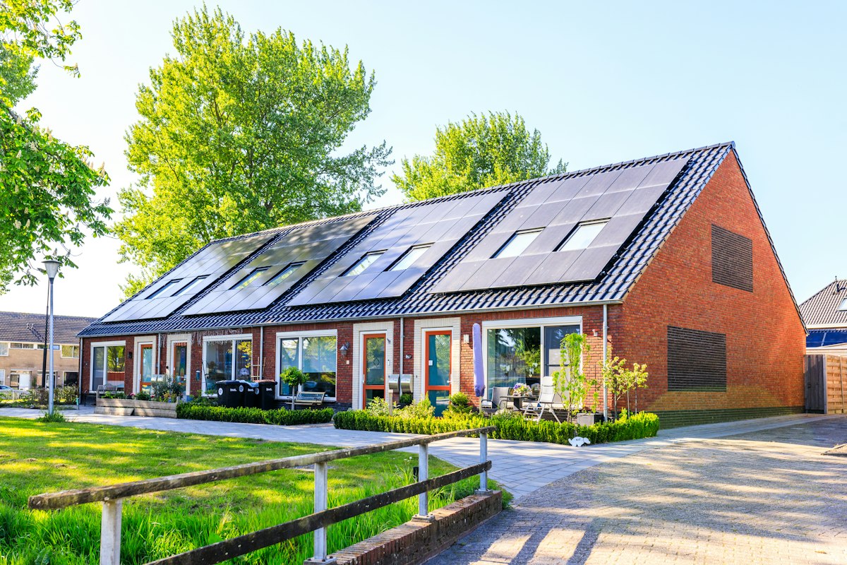 Dach mit vielen Solarmodulen