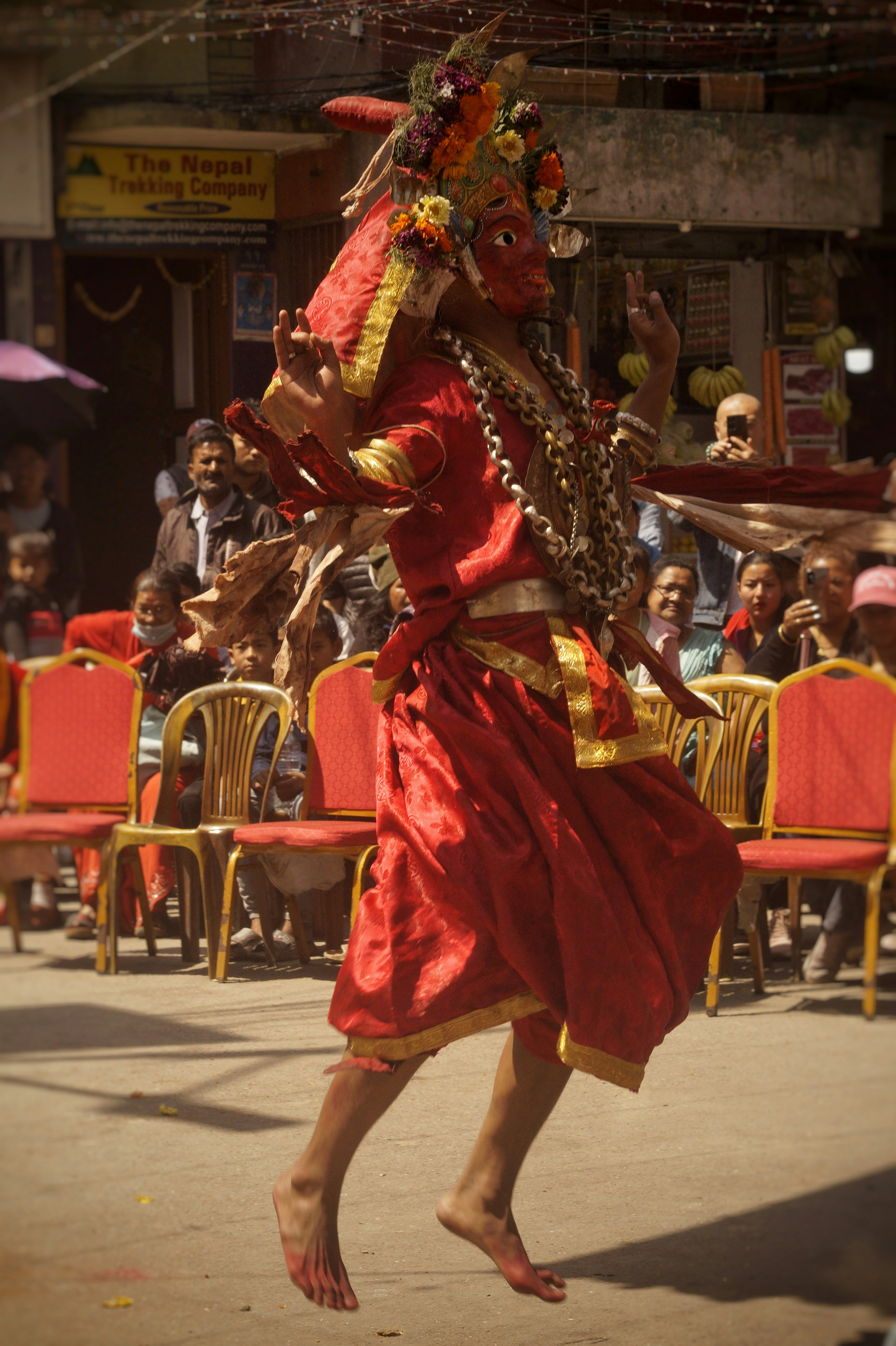 Un homme en costume rouge et or danse