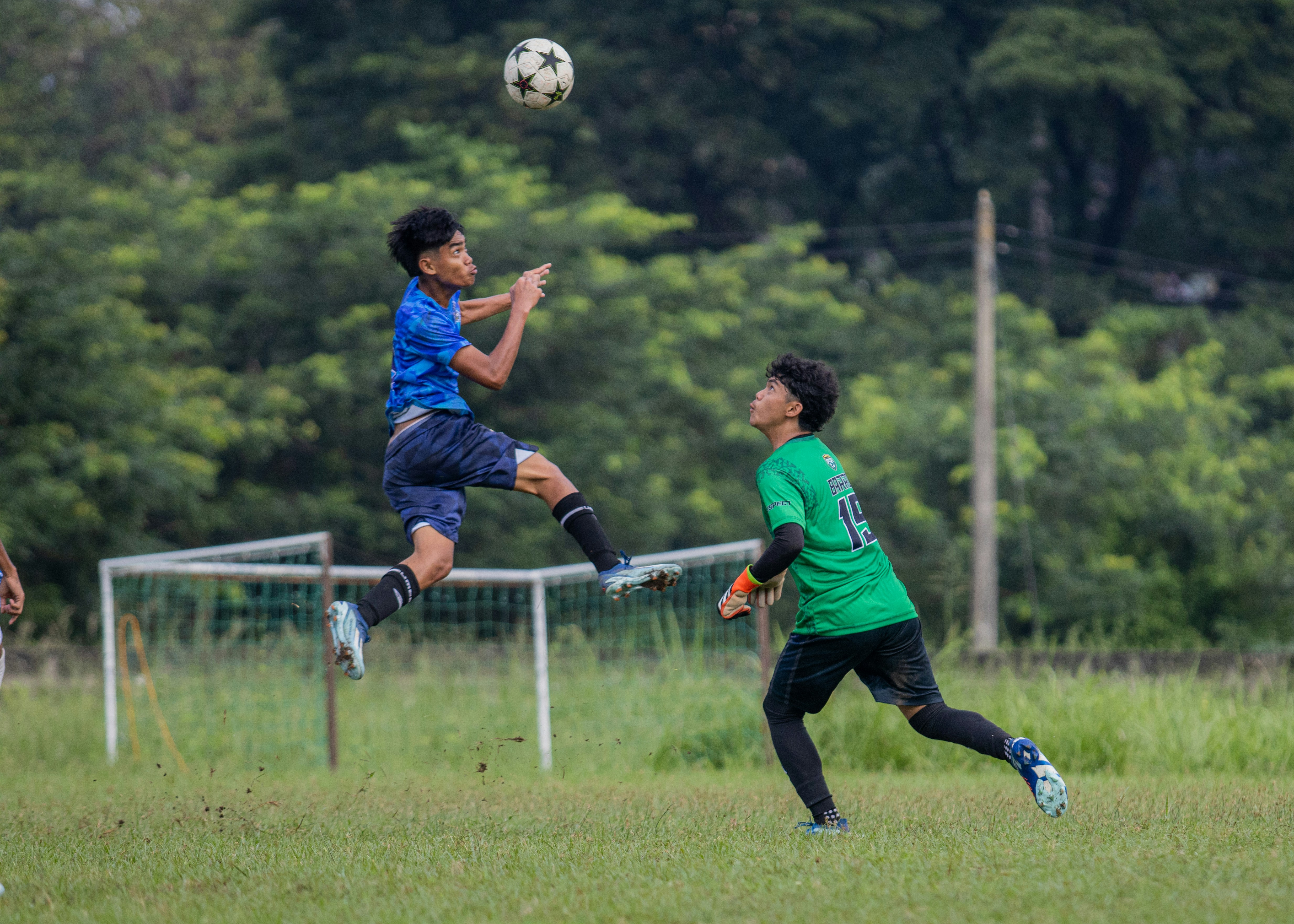 Volante defensivo cortando un avance rival en zona central