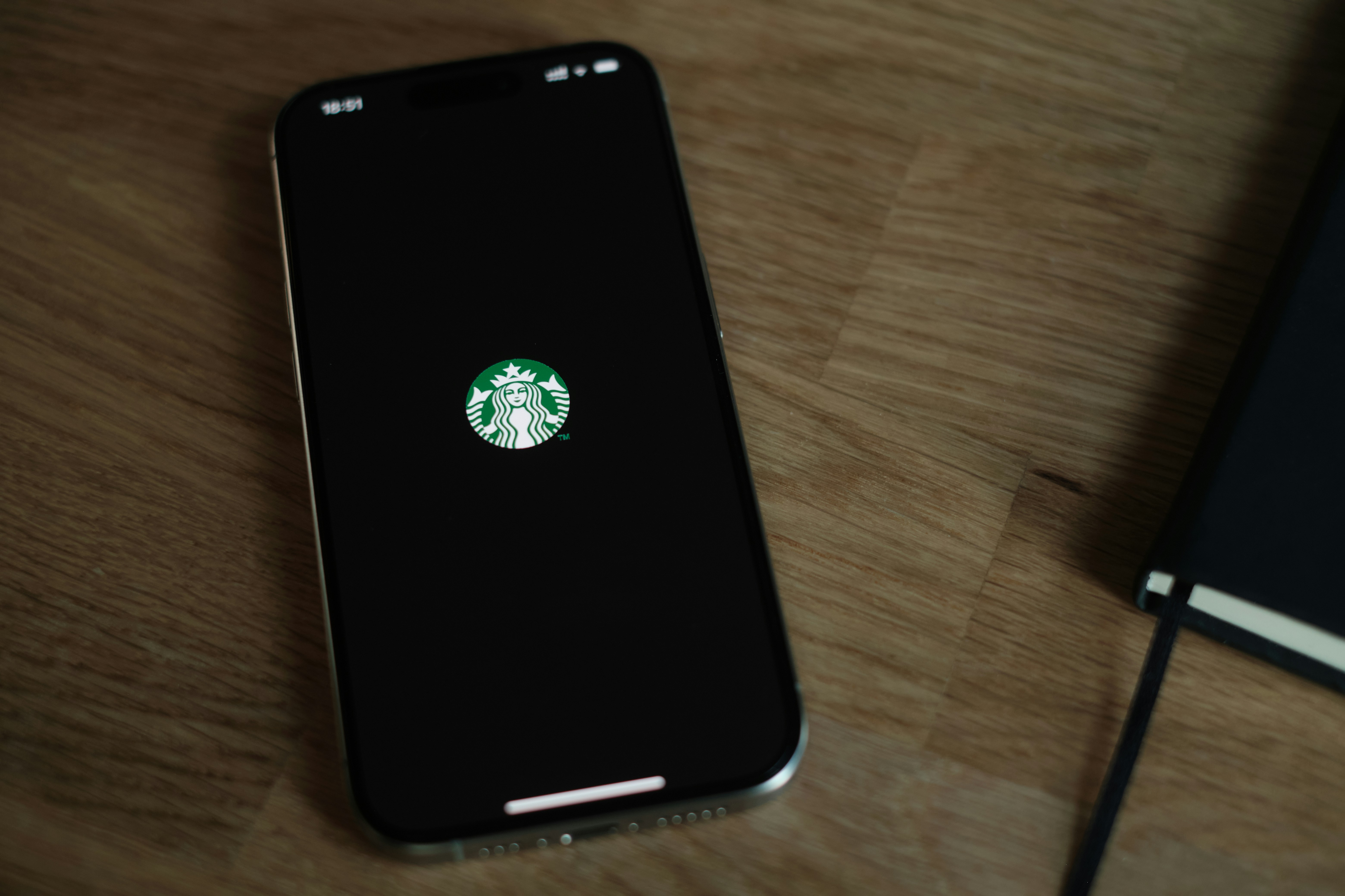 Un teléfono celular con una calcomanía de Starbucks