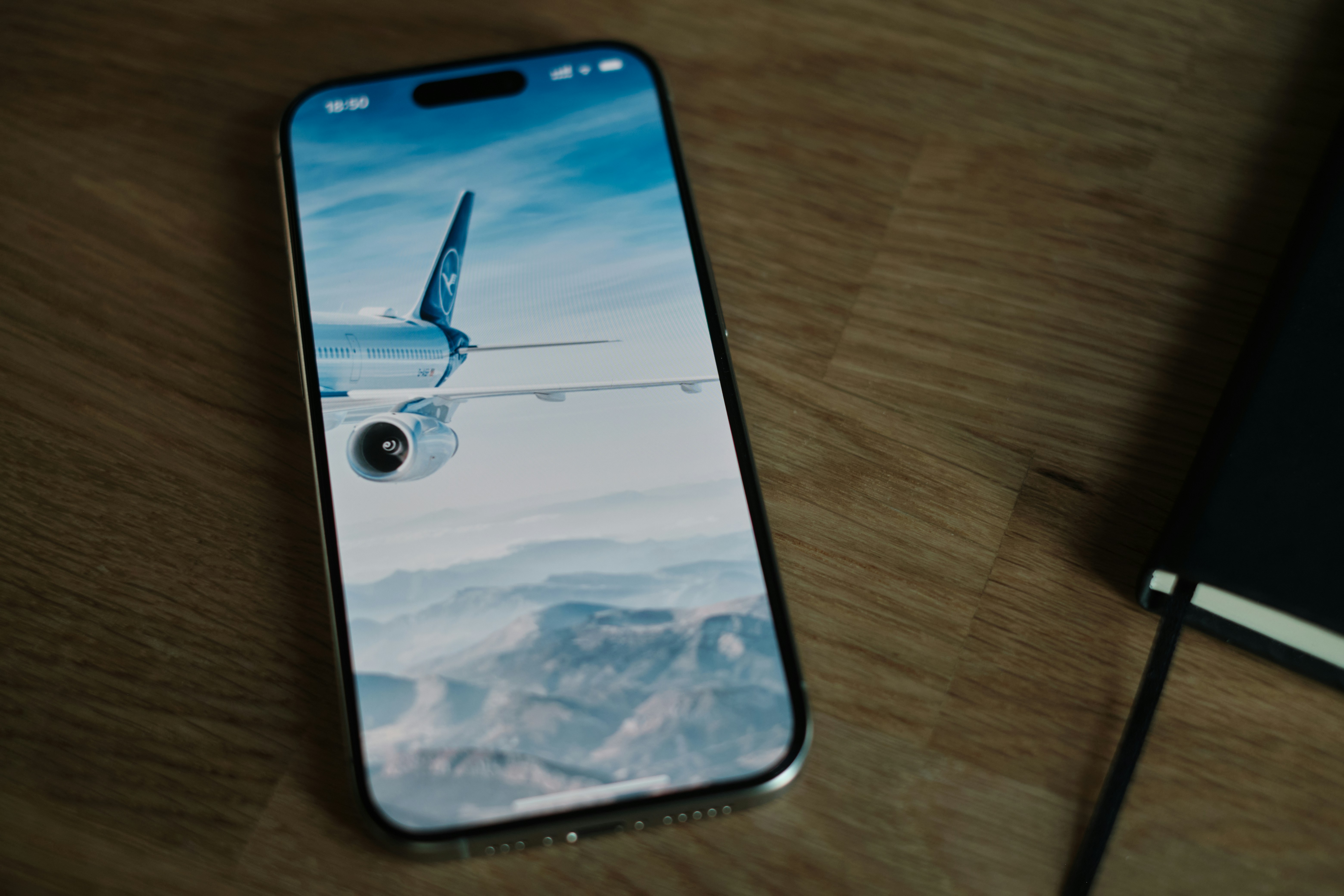 Un téléphone portable posé sur une table en bois