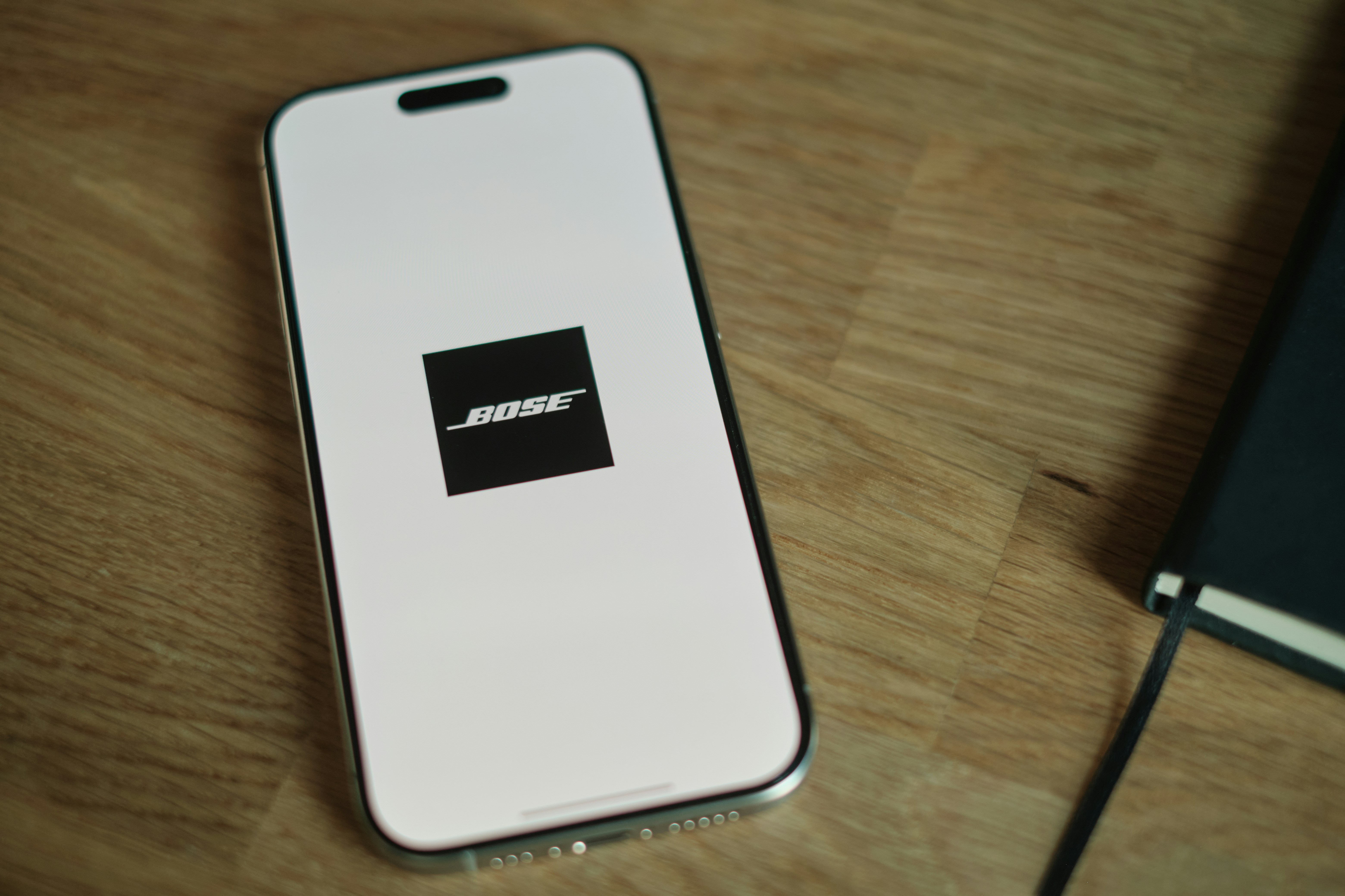 Un téléphone portable posé sur une table en bois