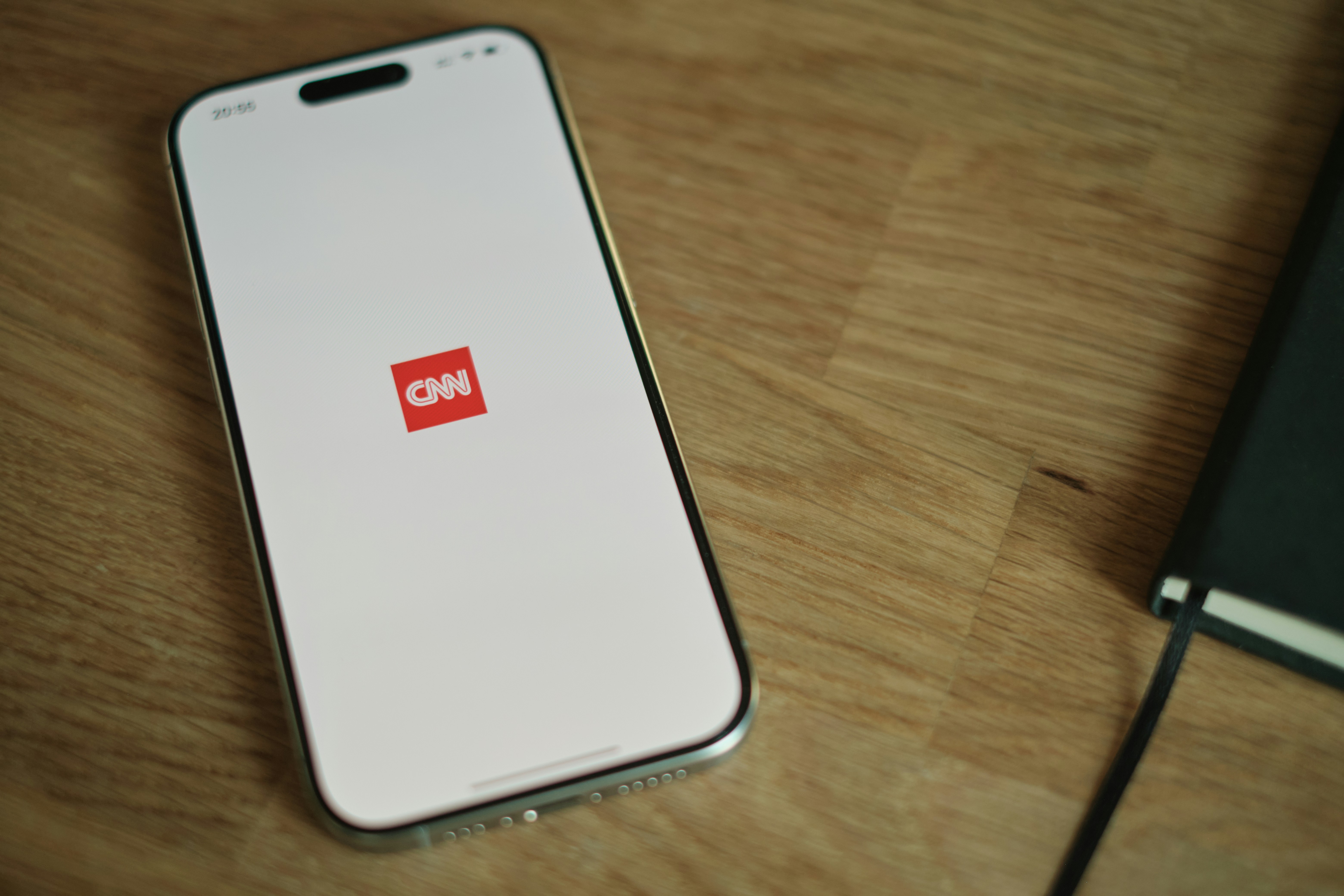 Un teléfono celular encima de una mesa de madera