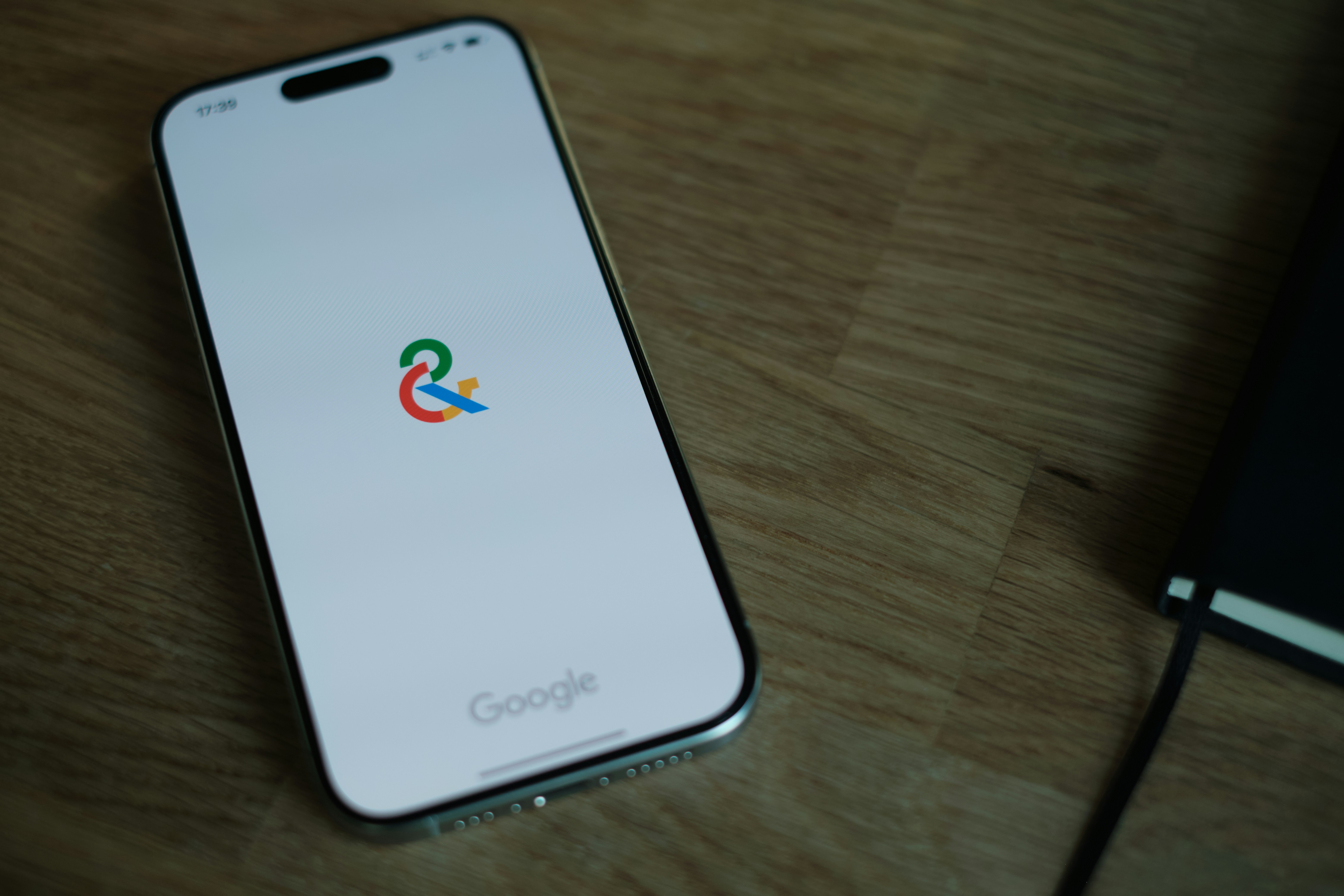 Gros plan d’un téléphone portable sur une table