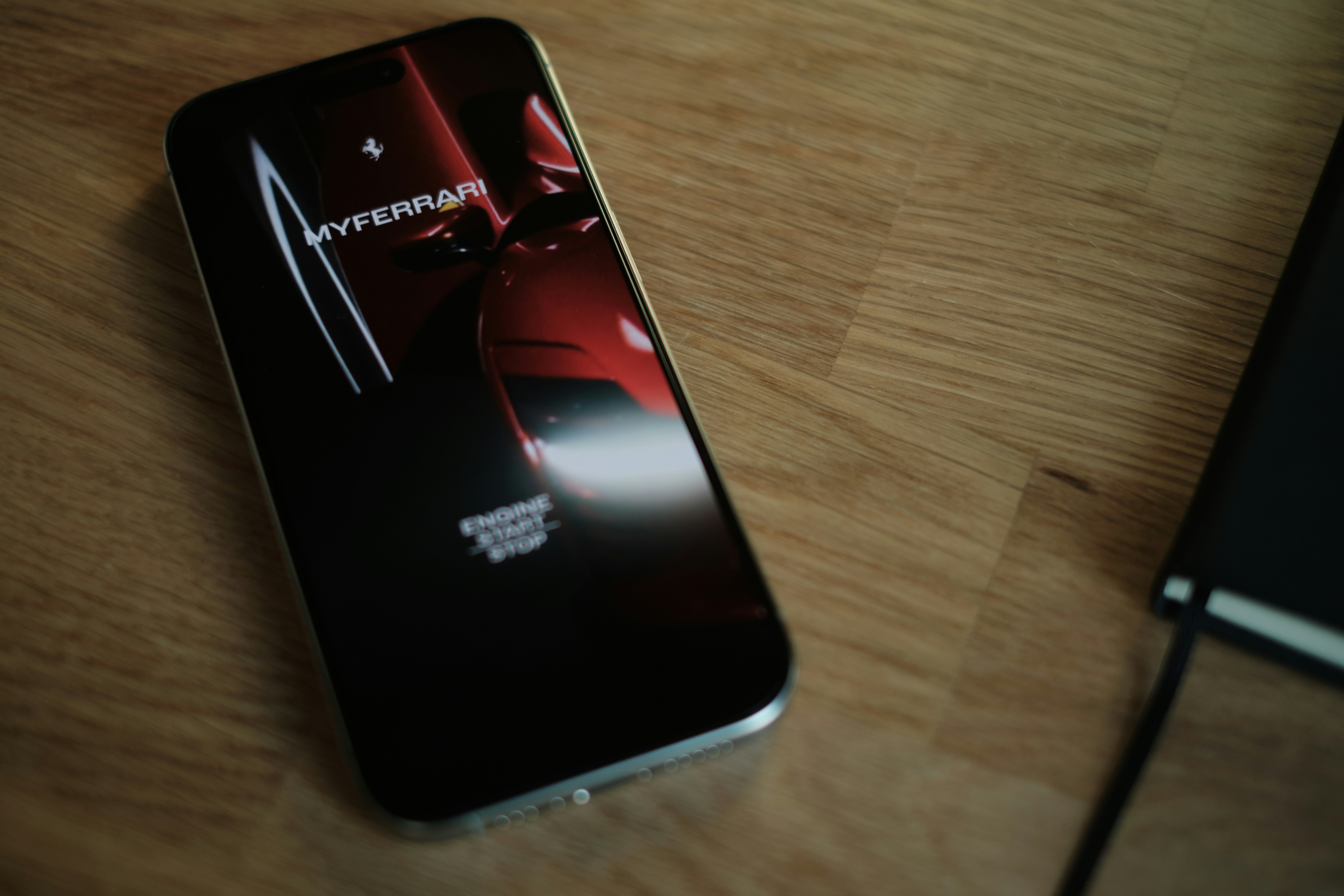 Ein Handy, das auf einem Holztisch sitzt