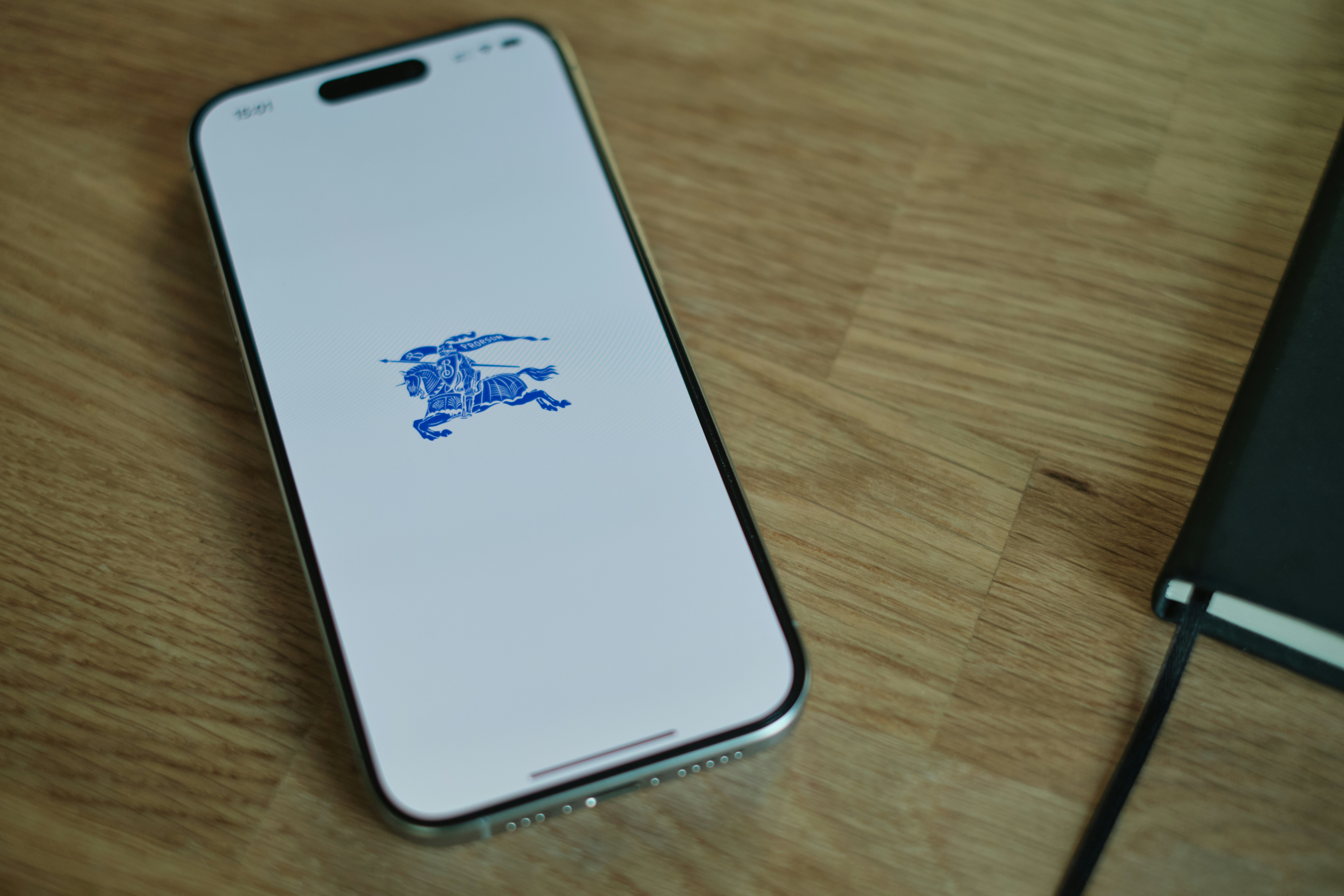 Ein Handy, das auf einem Holztisch sitzt