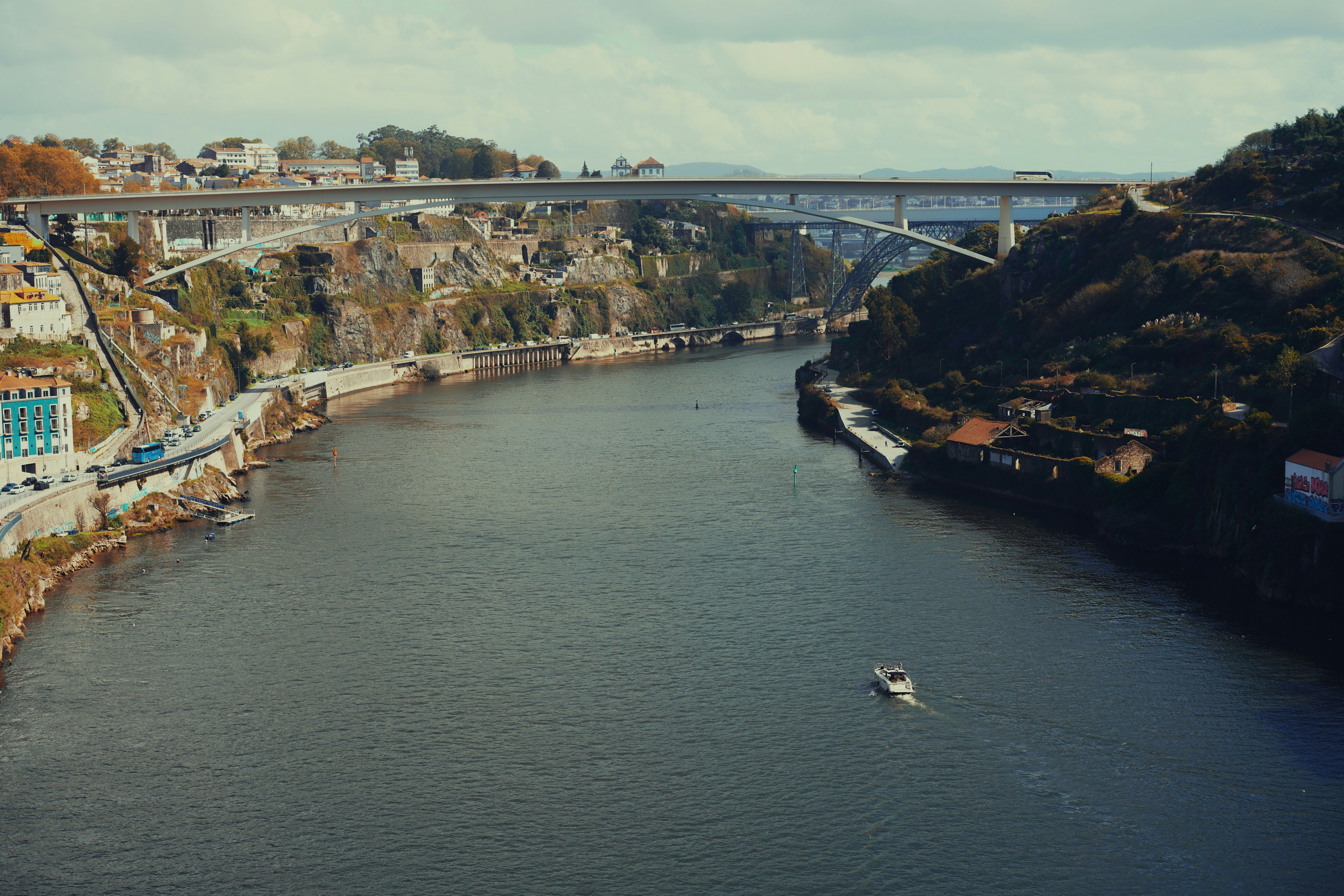 Vista de un río con un puente al fondo