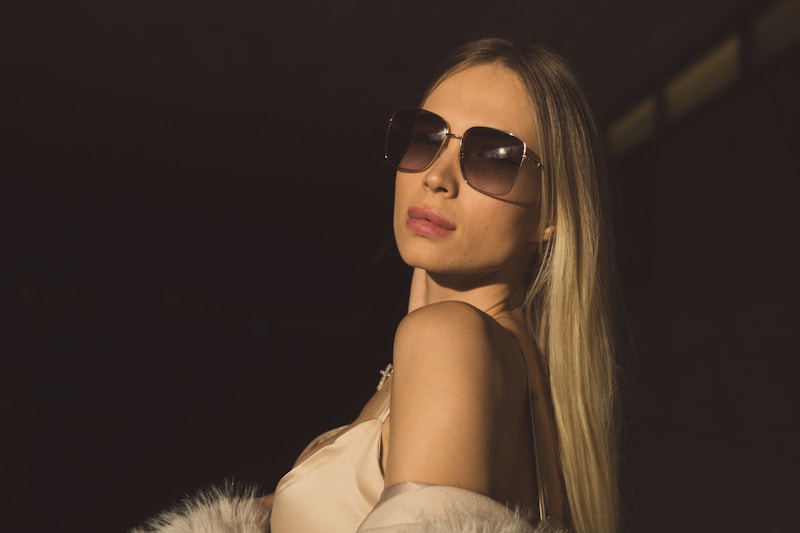 Glamorous lady with sunglasses and fur