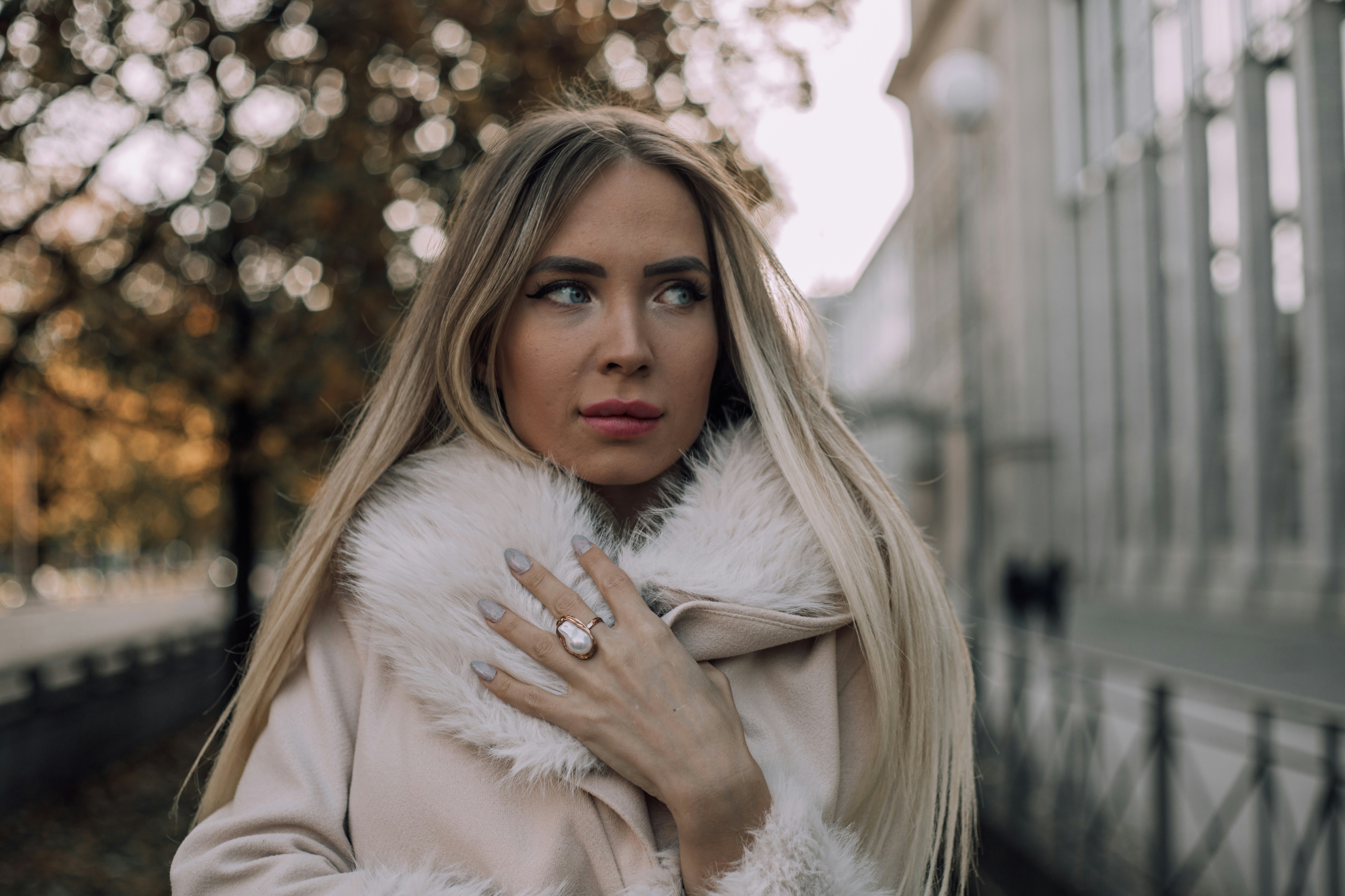A woman with long blonde hair wearing a fur coat photo – Free Green ...