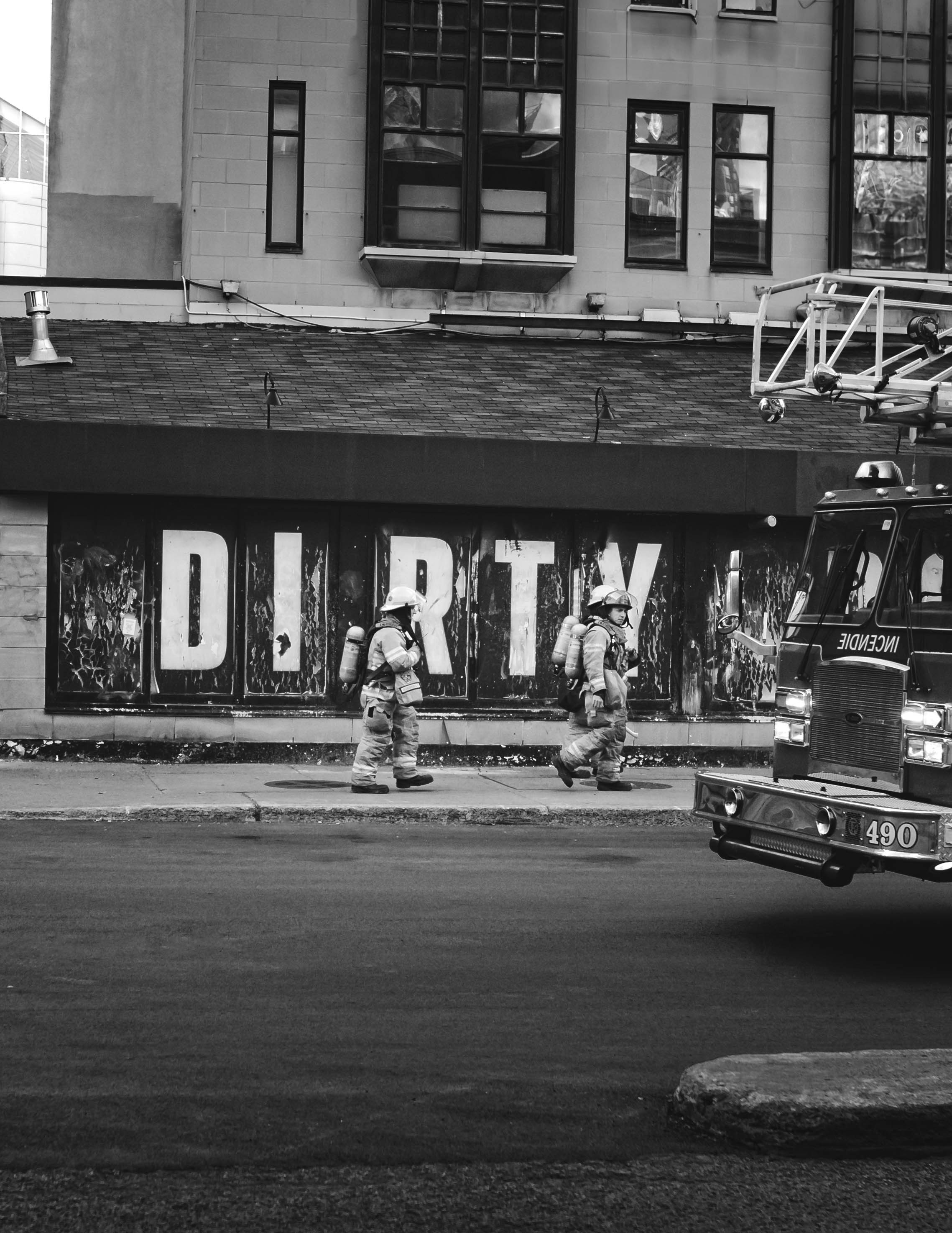 Ein Schwarz-Weiß-Foto eines Feuerwehrautos