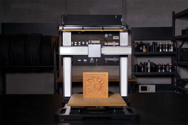 Werkhalle mit CNC-Steuerungen