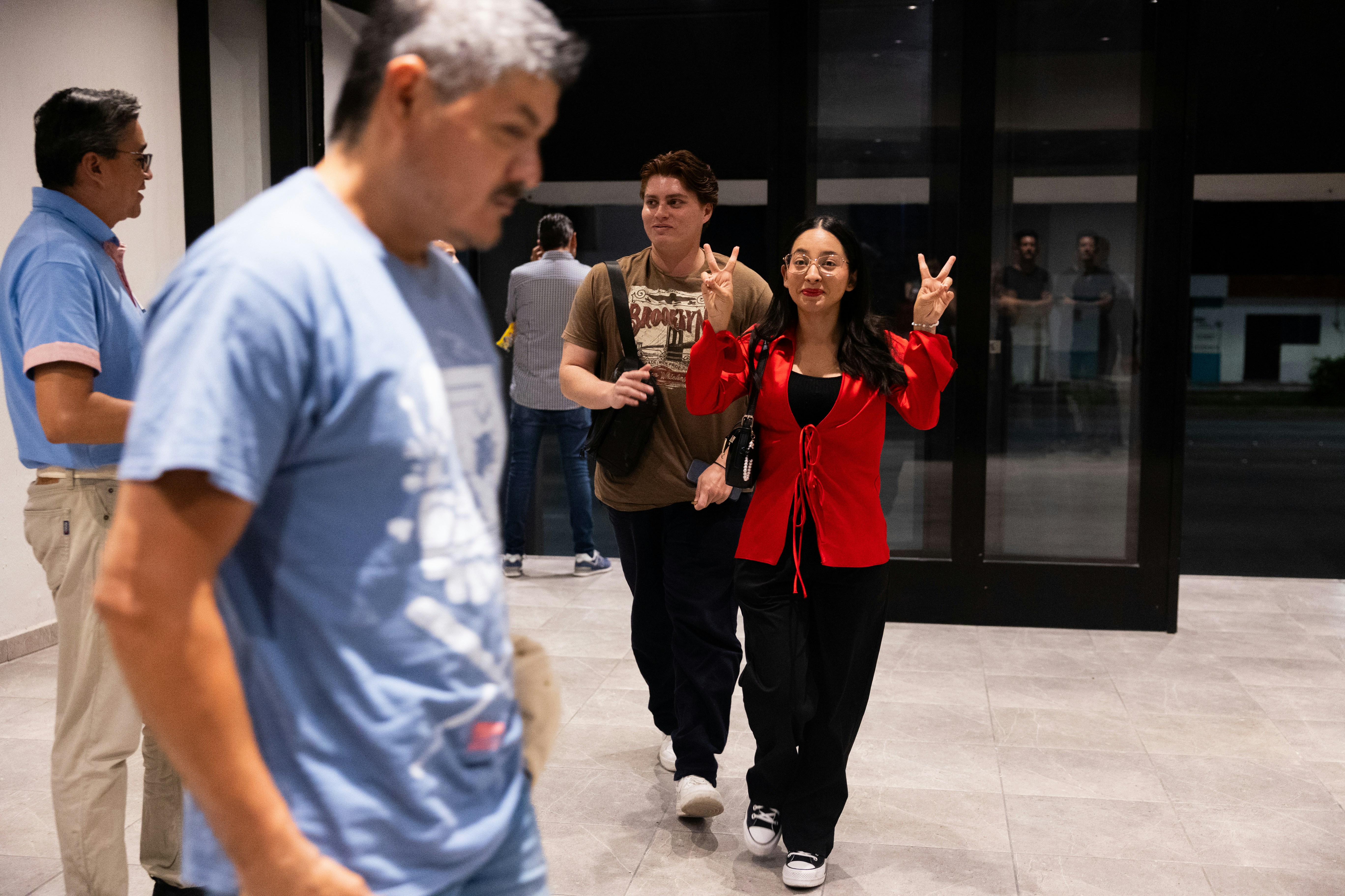 مجموعة من الأصدقاء واقفين