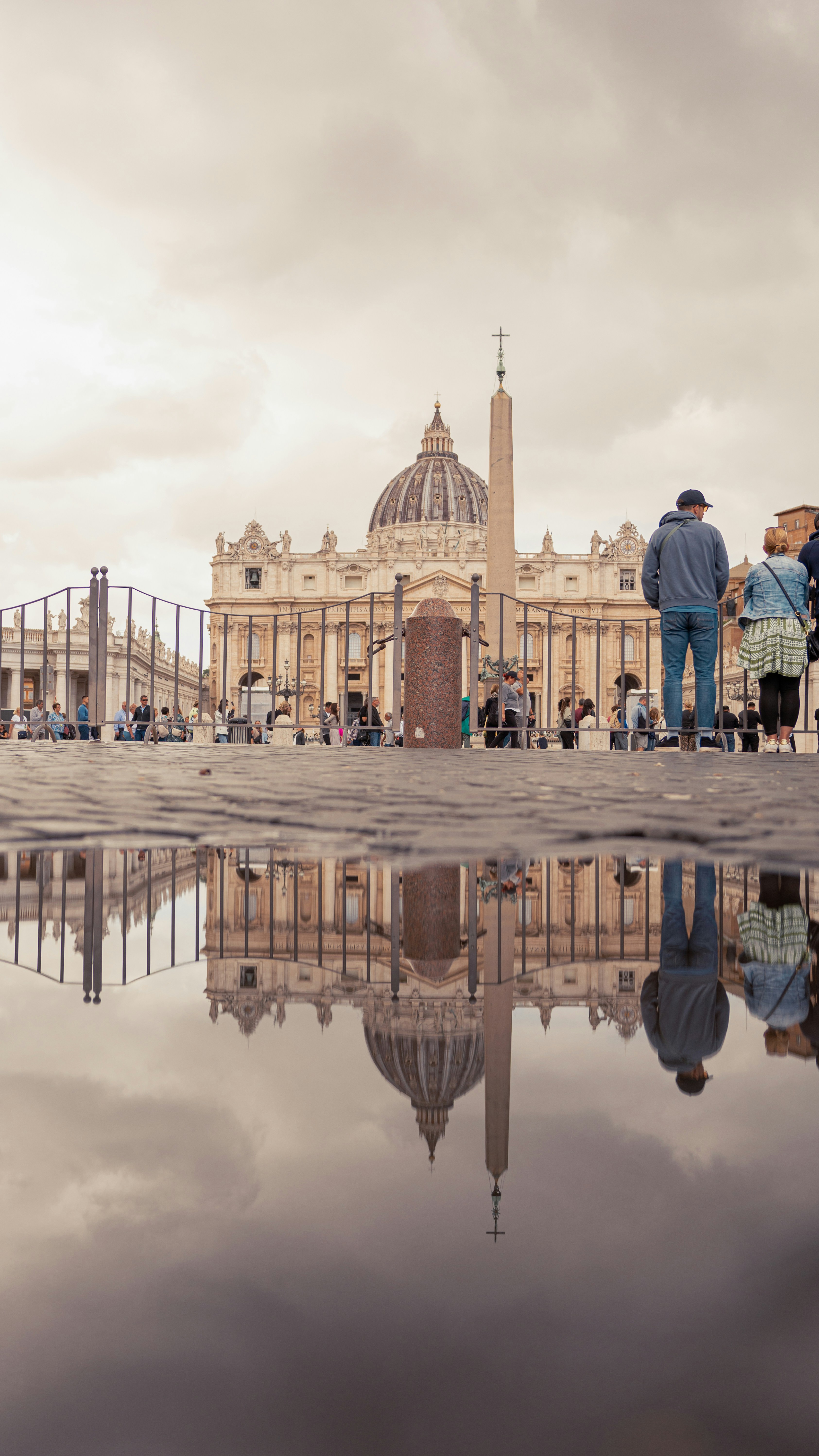Eine Gruppe von Menschen, die neben einem Gewässer stehen
