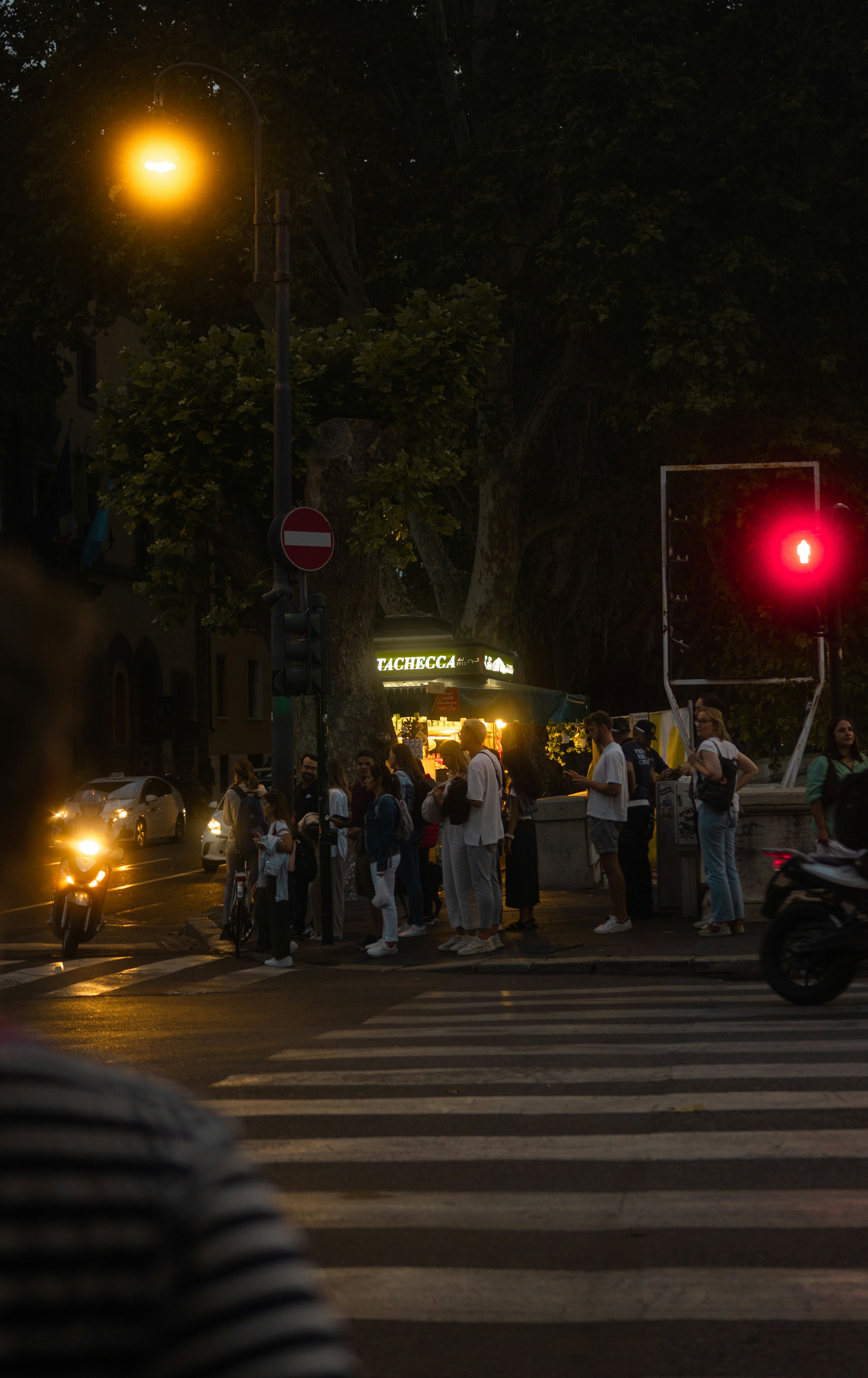 Eine Gruppe von Menschen steht an einer Straßenecke
