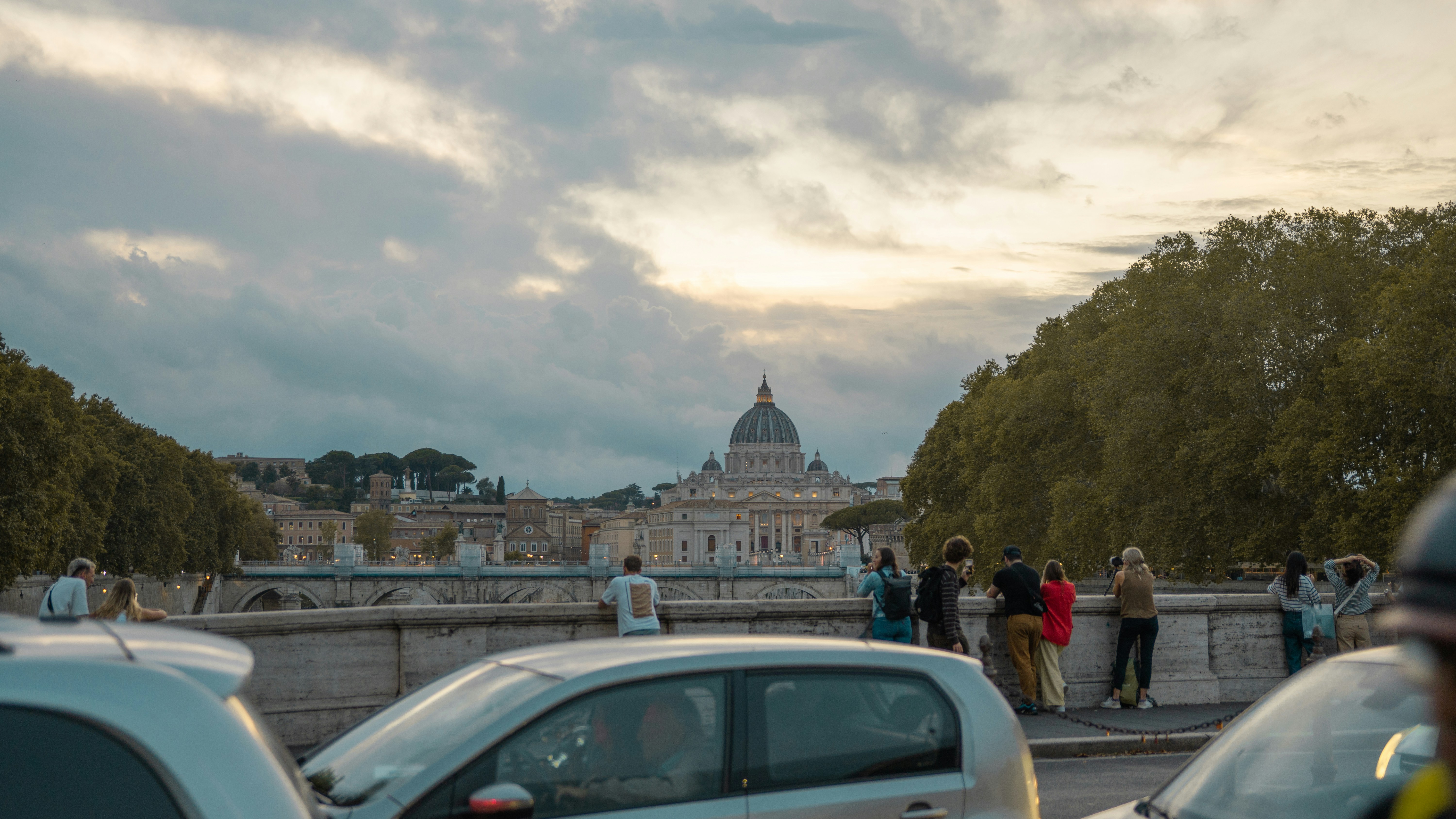 Ein Haufen Autos, die auf der Straße stehen