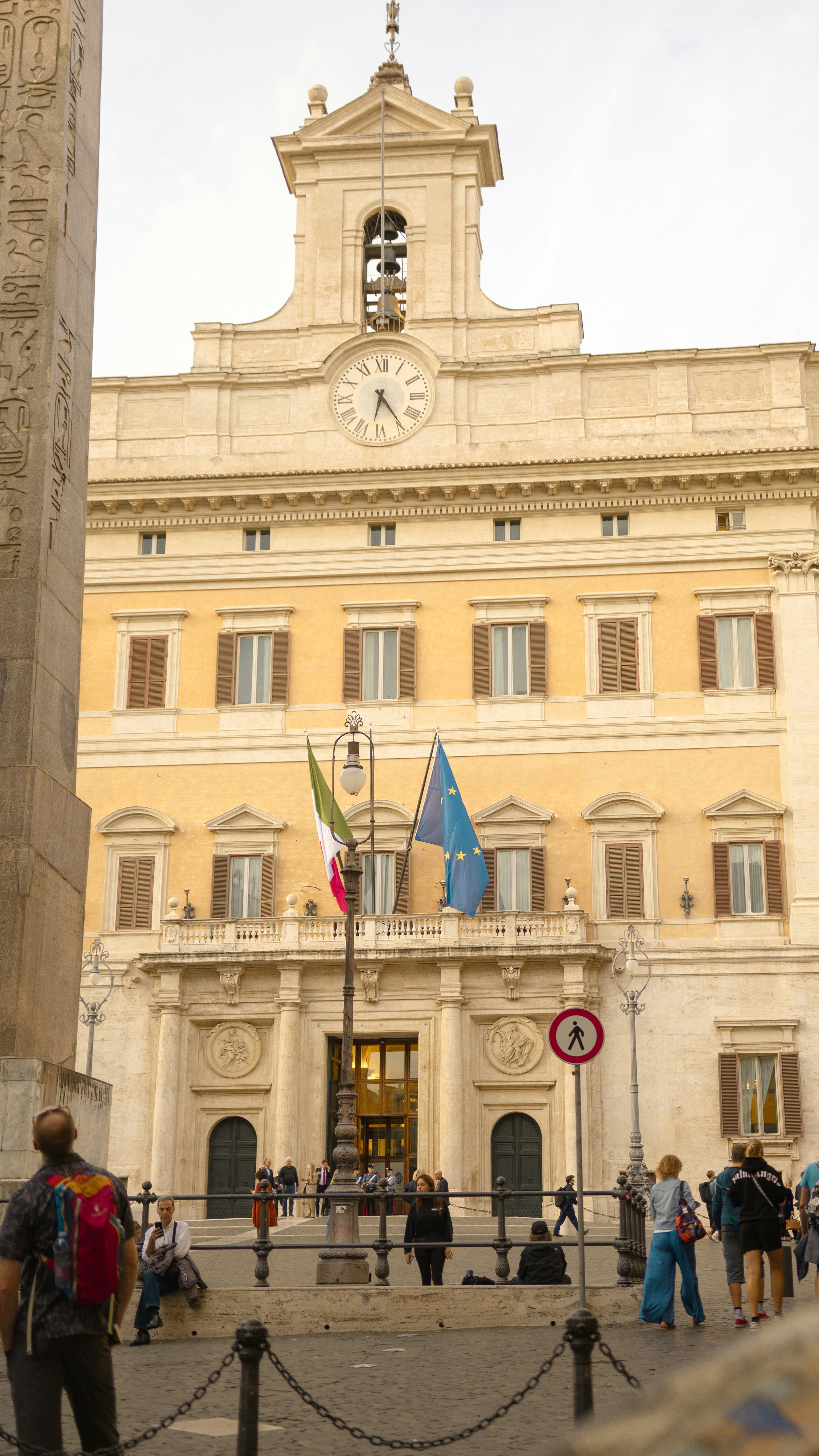 Eine Gruppe von Menschen, die vor einem Gebäude stehen