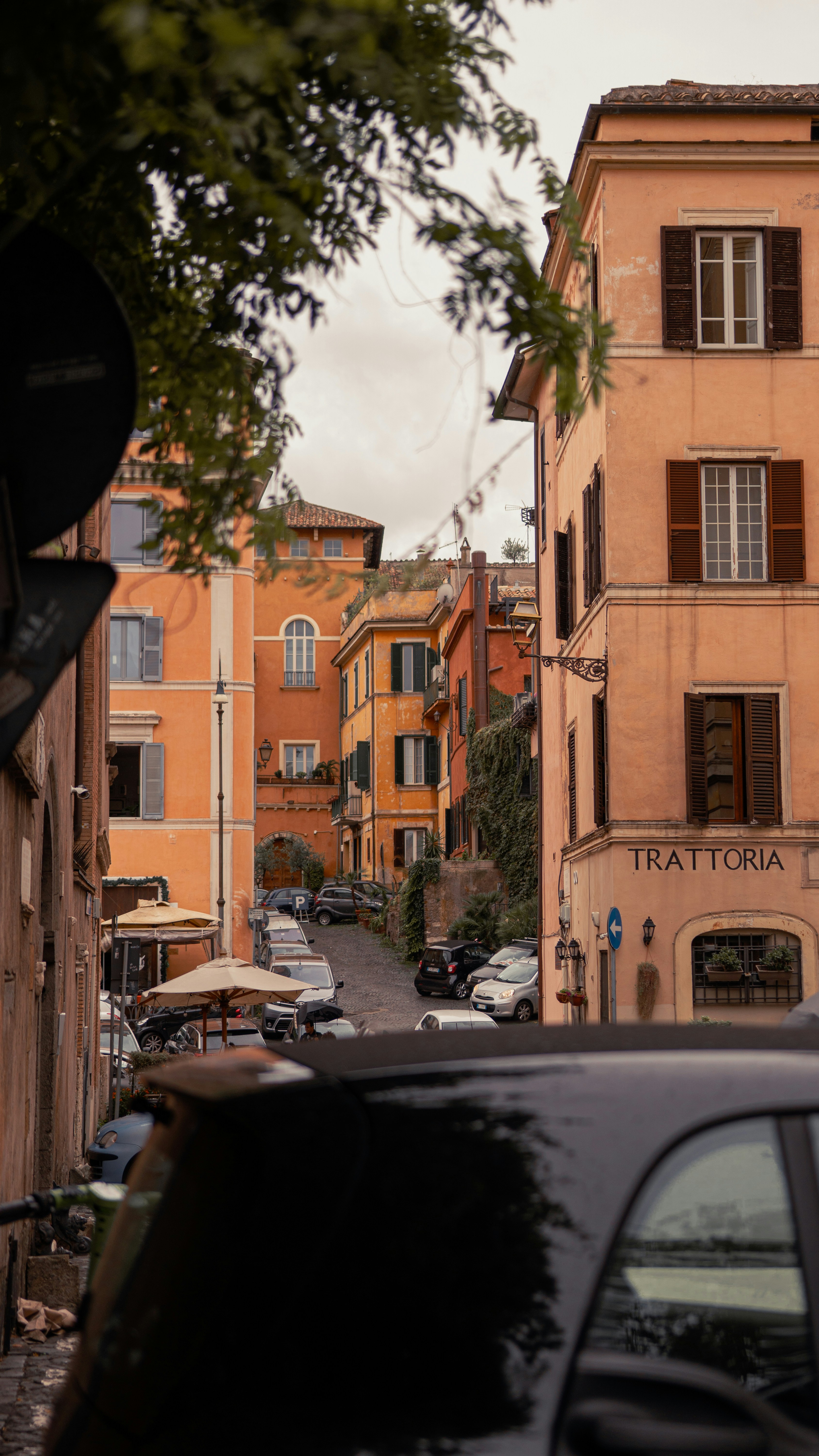 Ein schwarzes Auto, das vor einem hohen Gebäude geparkt ist