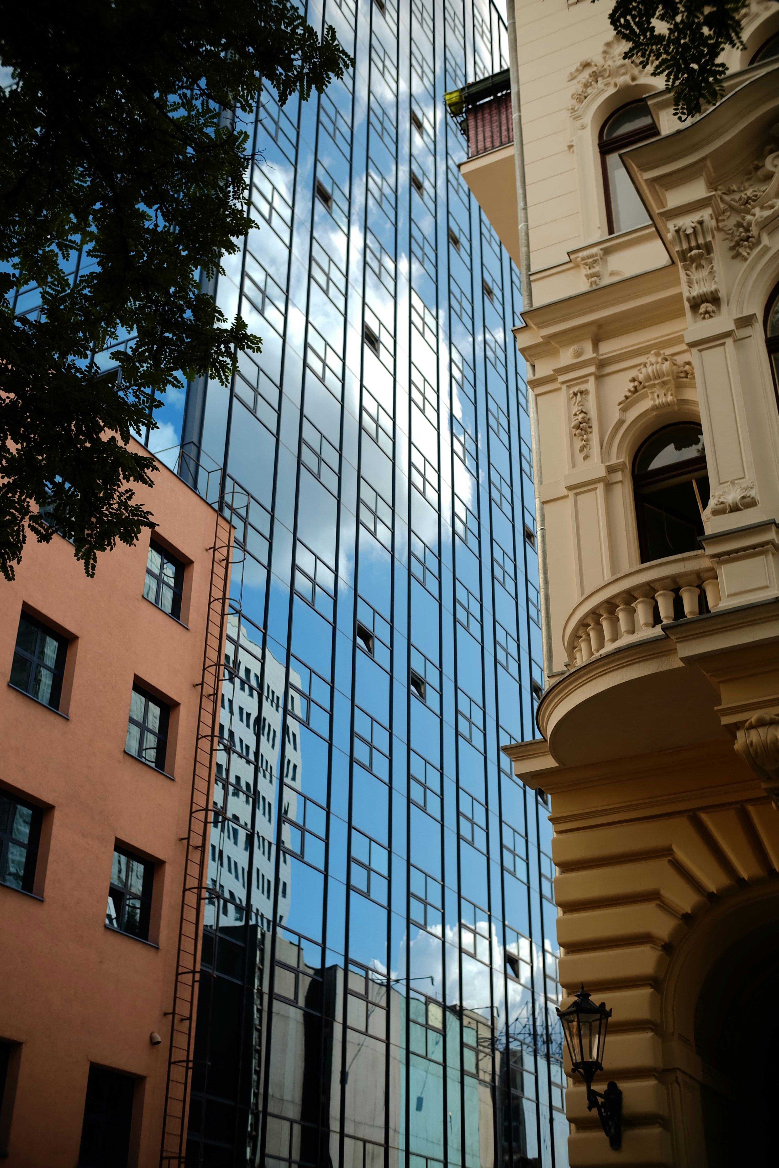 Un edificio alto sentado al lado de un edificio alto