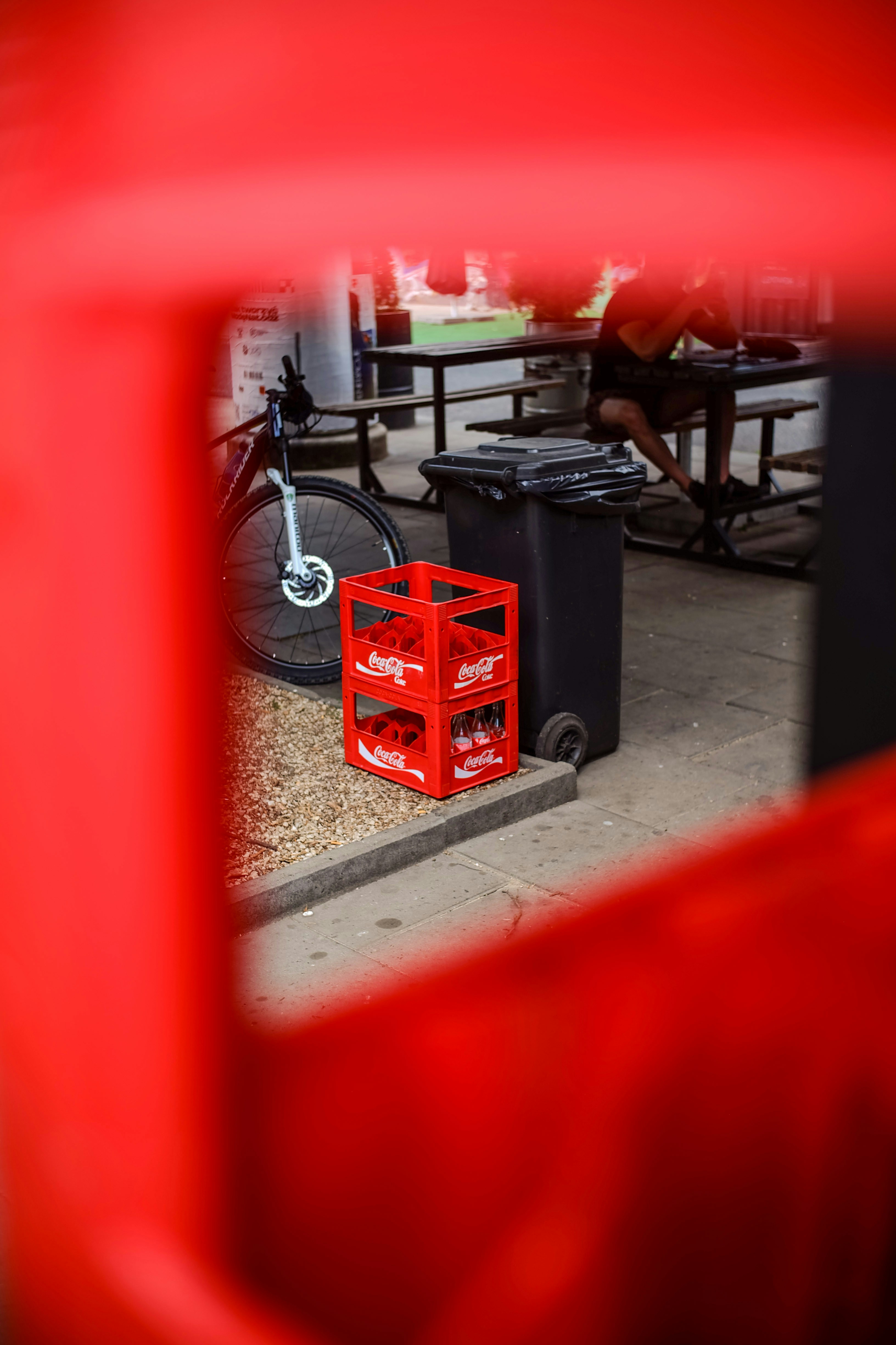 Una caja roja en medio de una habitación