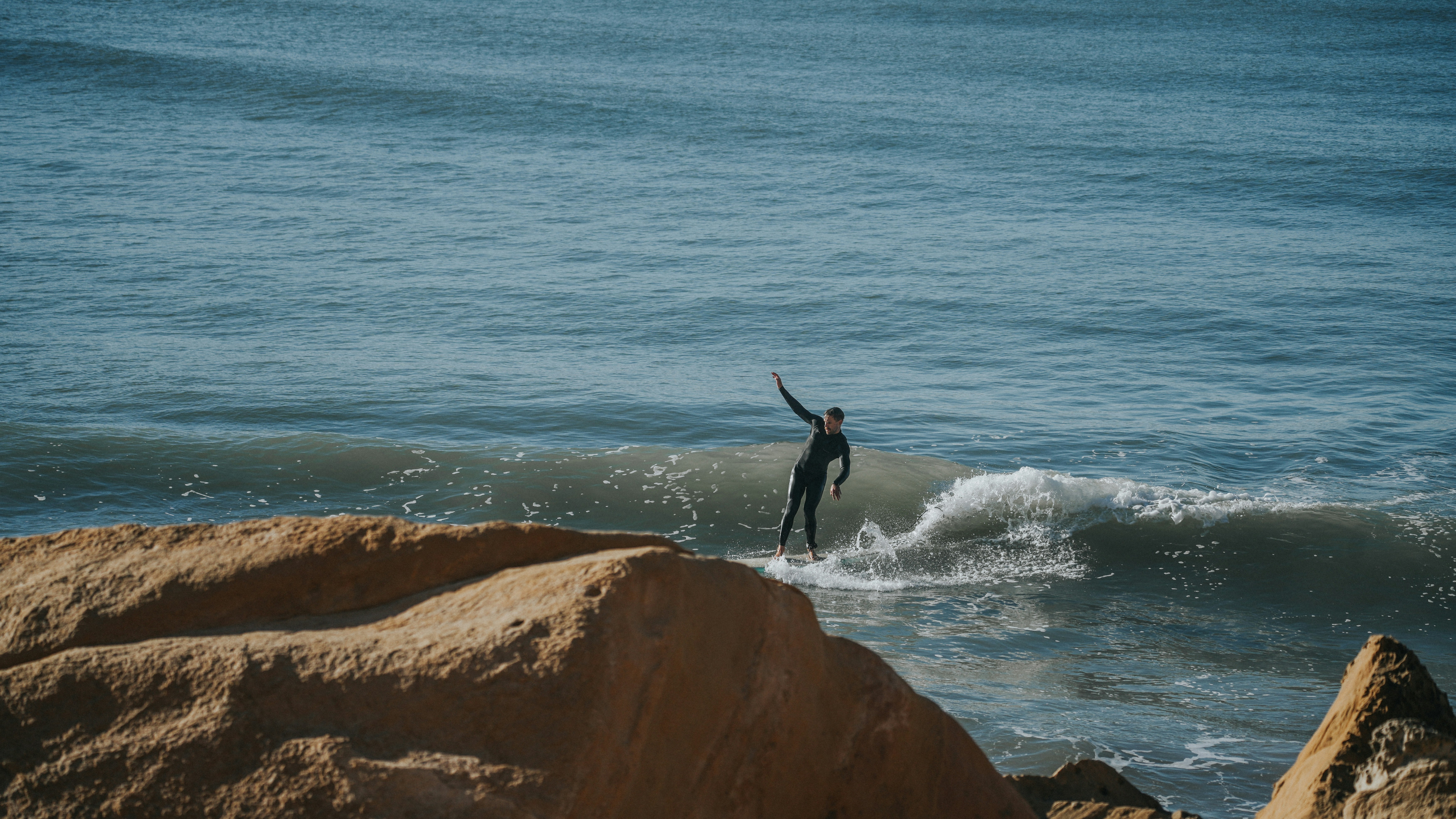 Un homme surfant sur une vague sur une planche de surf
